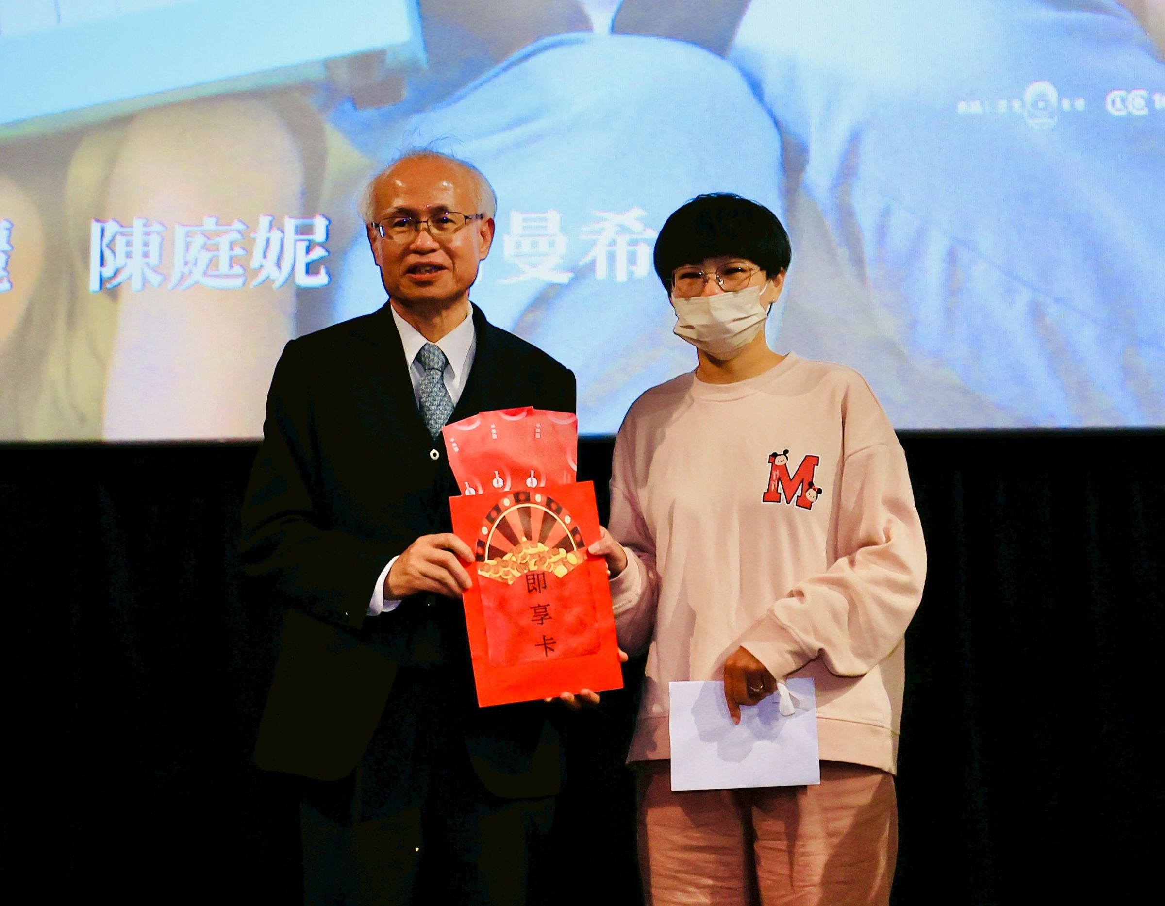 更生保護協會董事長張斗輝致贈禮物鼓勵小絜繼續努力。(台中更保提供)