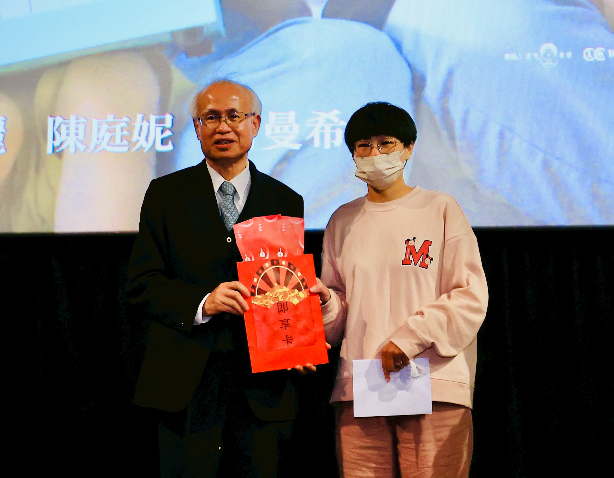 更生保護協會董事長張斗輝致贈禮物鼓勵小絜繼續努力。（台中更保提供）