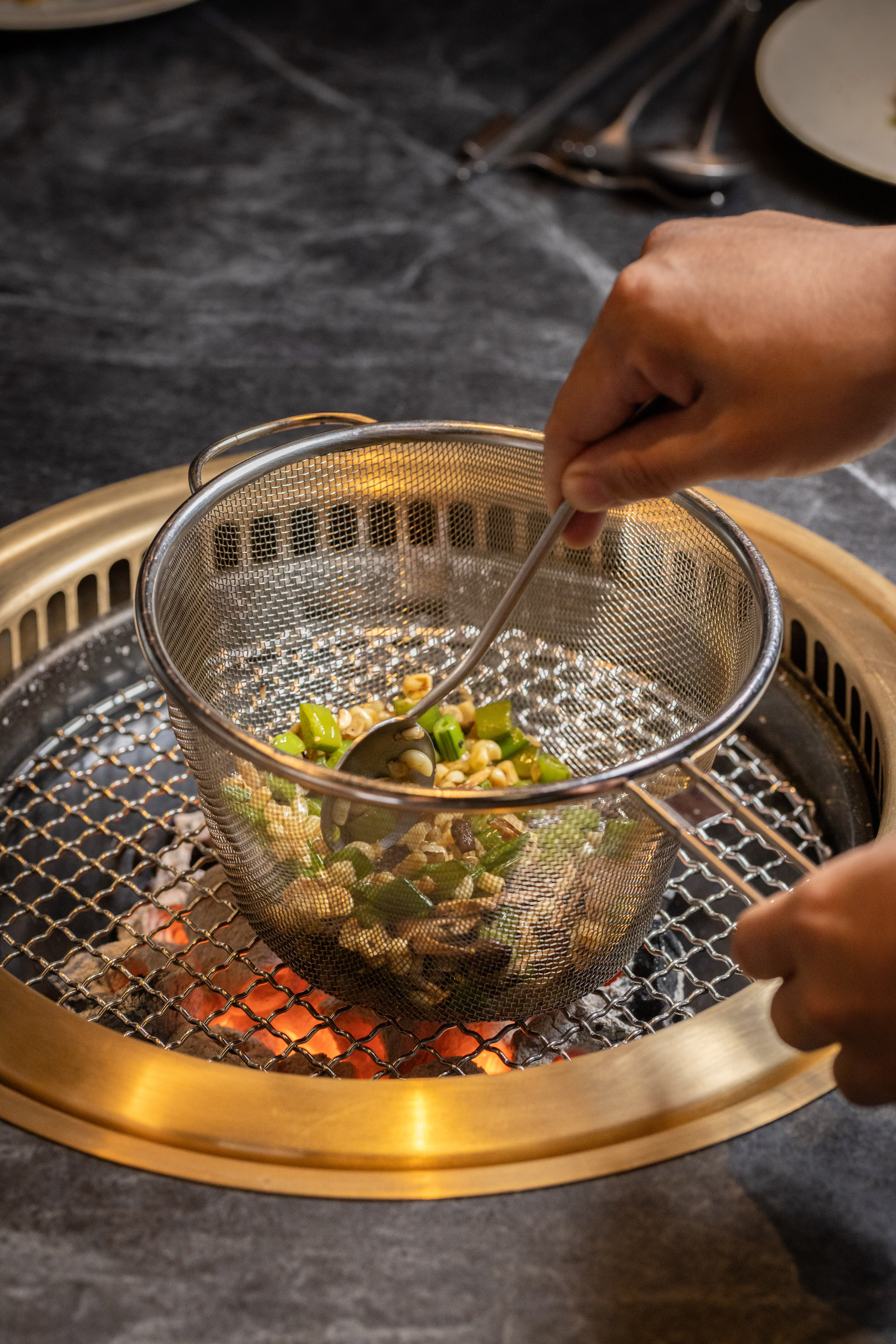 京阪航線的前菜「炭烤蔬菜」以水果玉米、甜豆、鴻禧菇等時蔬，結合大阪濃厚的燒烤風味，直火突顯蔬菜的天然甜味，混入日式溫泉蛋中享用。（4,960元星胡同雙人精選套餐菜色）
