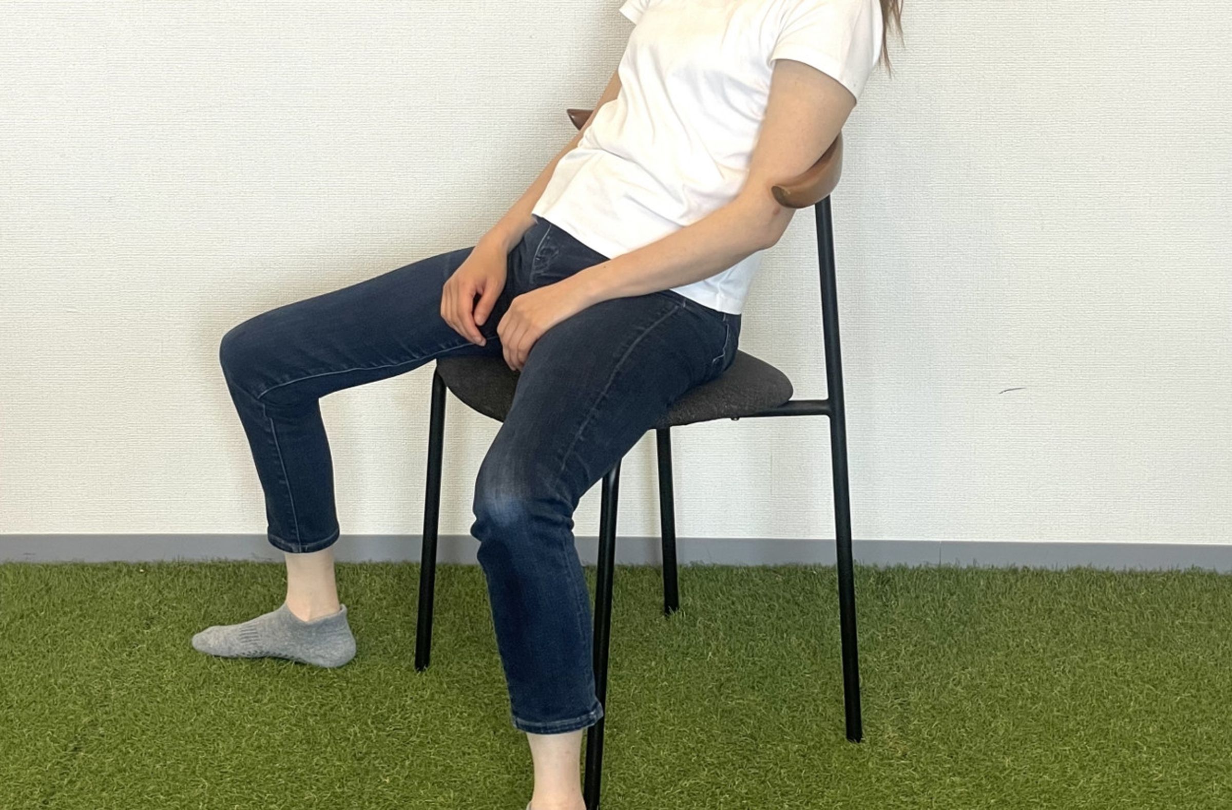 百貨公司一名珠寶專櫃櫃姐因工作時間雙腳大開,多次被公司口頭勸導糾正。(示意圖,photoAC)