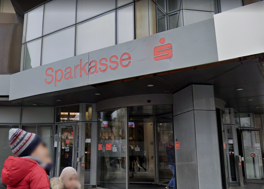 德國蓋爾森基興一間隸屬德國儲蓄銀行（Sparkasse）的分行在耶誕假期期間遭竊，損失逾11億台幣。（示意圖，翻攝Google Maps）