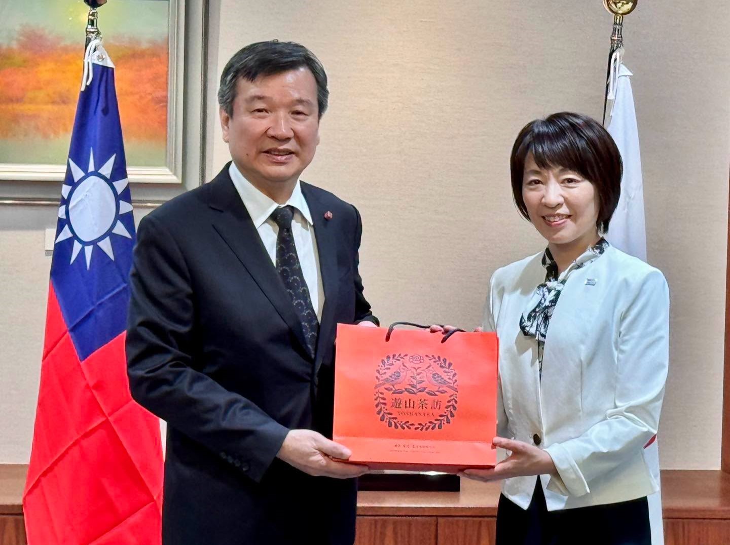 李逸洋說明台日關係現況,並附上與廣島縣知事橫田美香的合照。李逸洋指出,當天她接見各國大使行程滿檔,換場時間非常短暫,仍在會場豎立兩國國旗,「這樣子的誠意,你能說台日友好只是政治口號嗎?」(翻攝自李逸洋臉書)