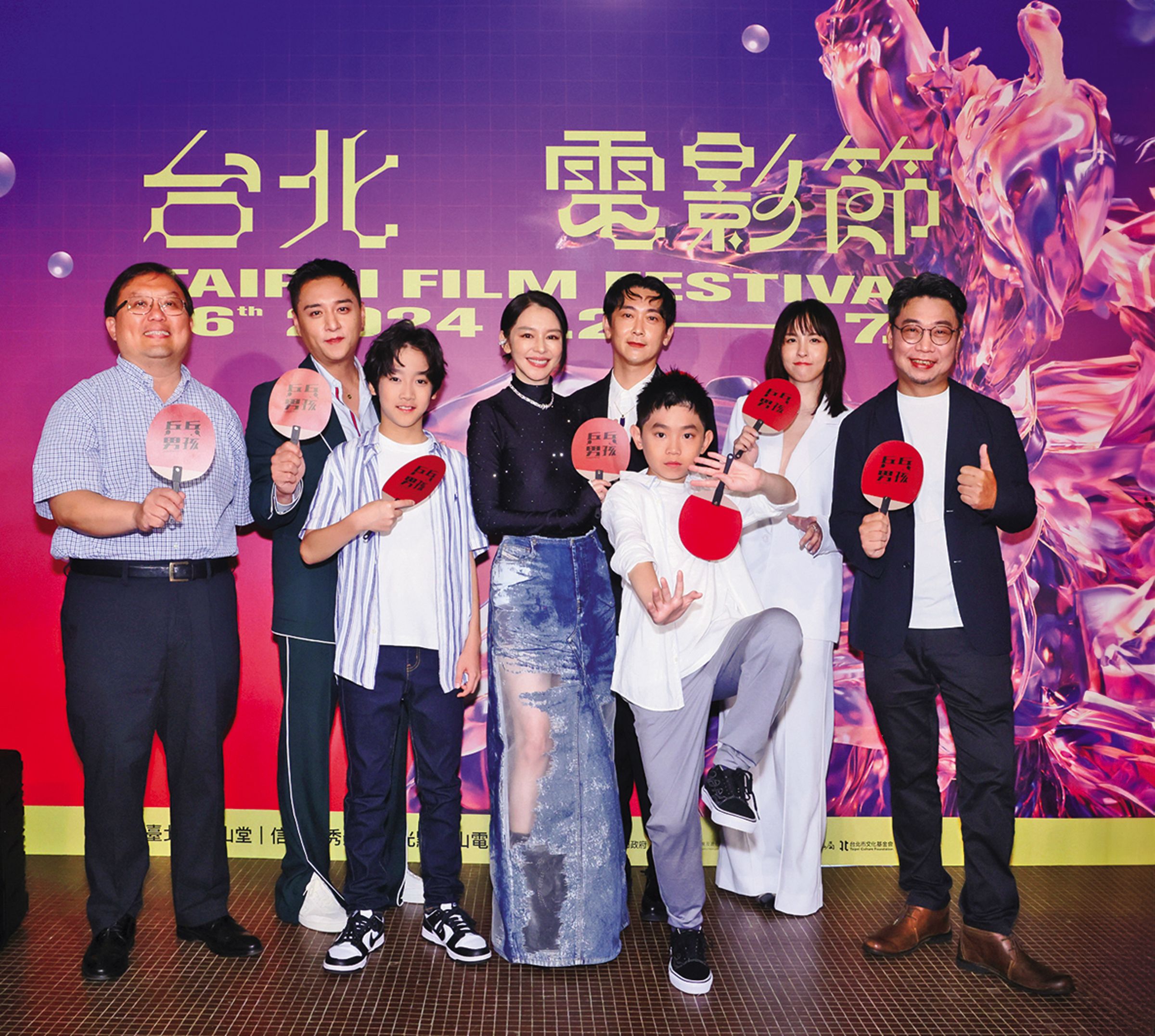 監製唐在揚（左起）、演員鄭人碩、彭裕愷、徐若瑄、施名帥、李星緯、魏蔓以及導演洪伯豪出席台北電影節開幕首映。（台北電影節提供）