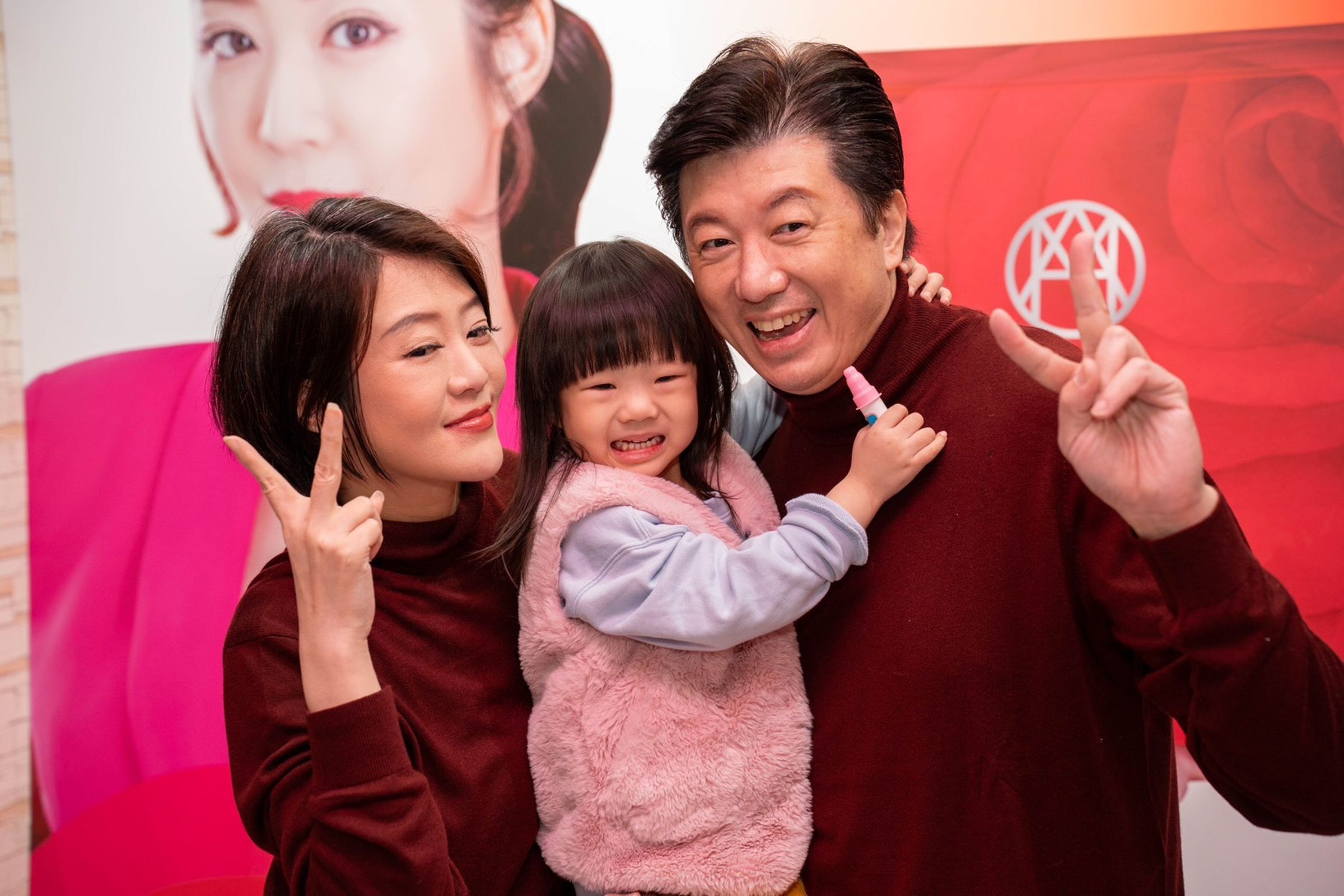 文汶（左）跟吳皓昇（右）開心女兒模模（中）一起參與做公益。（民視提供）