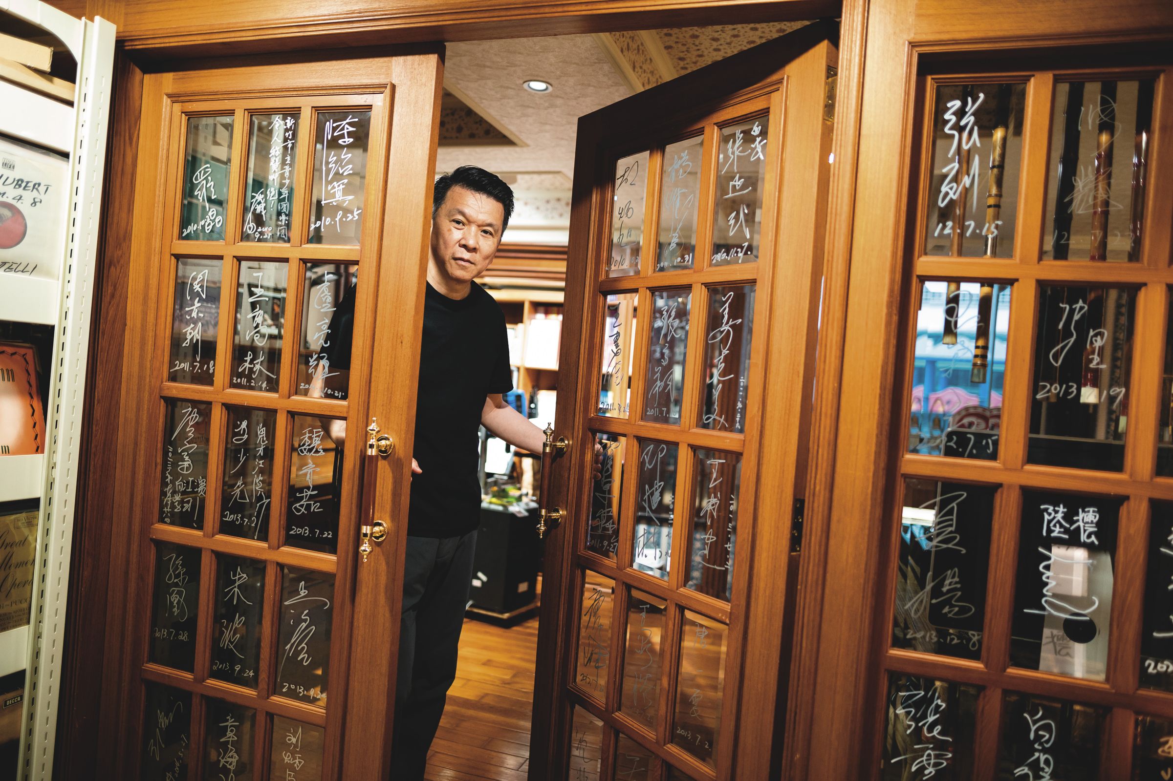 各地國樂名家到劉江濱老師家作客所留下的親筆簽名。