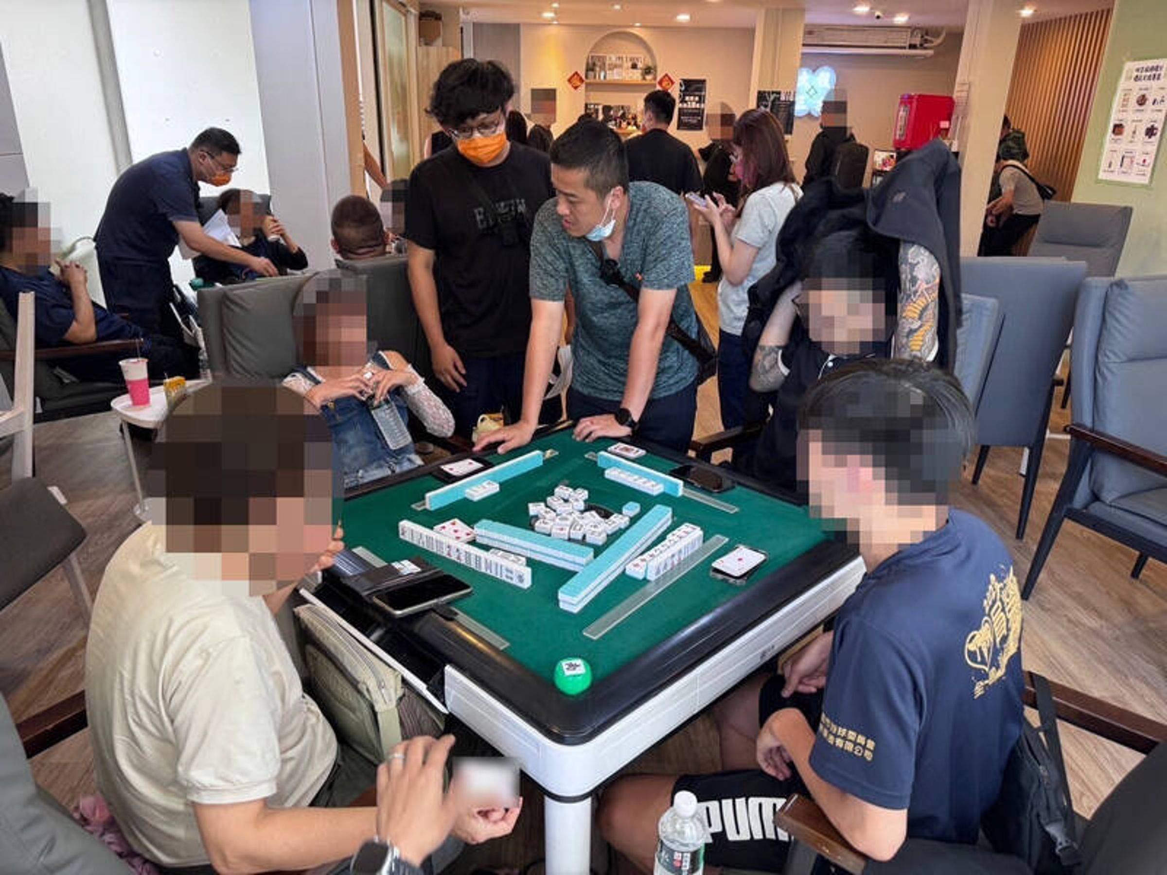 台中北區某桌遊館掛羊頭賣狗肉,其實是職業麻將賭場,警方二度上門查緝,最後會同市府斷水斷電,撤銷執照。(警方提供)