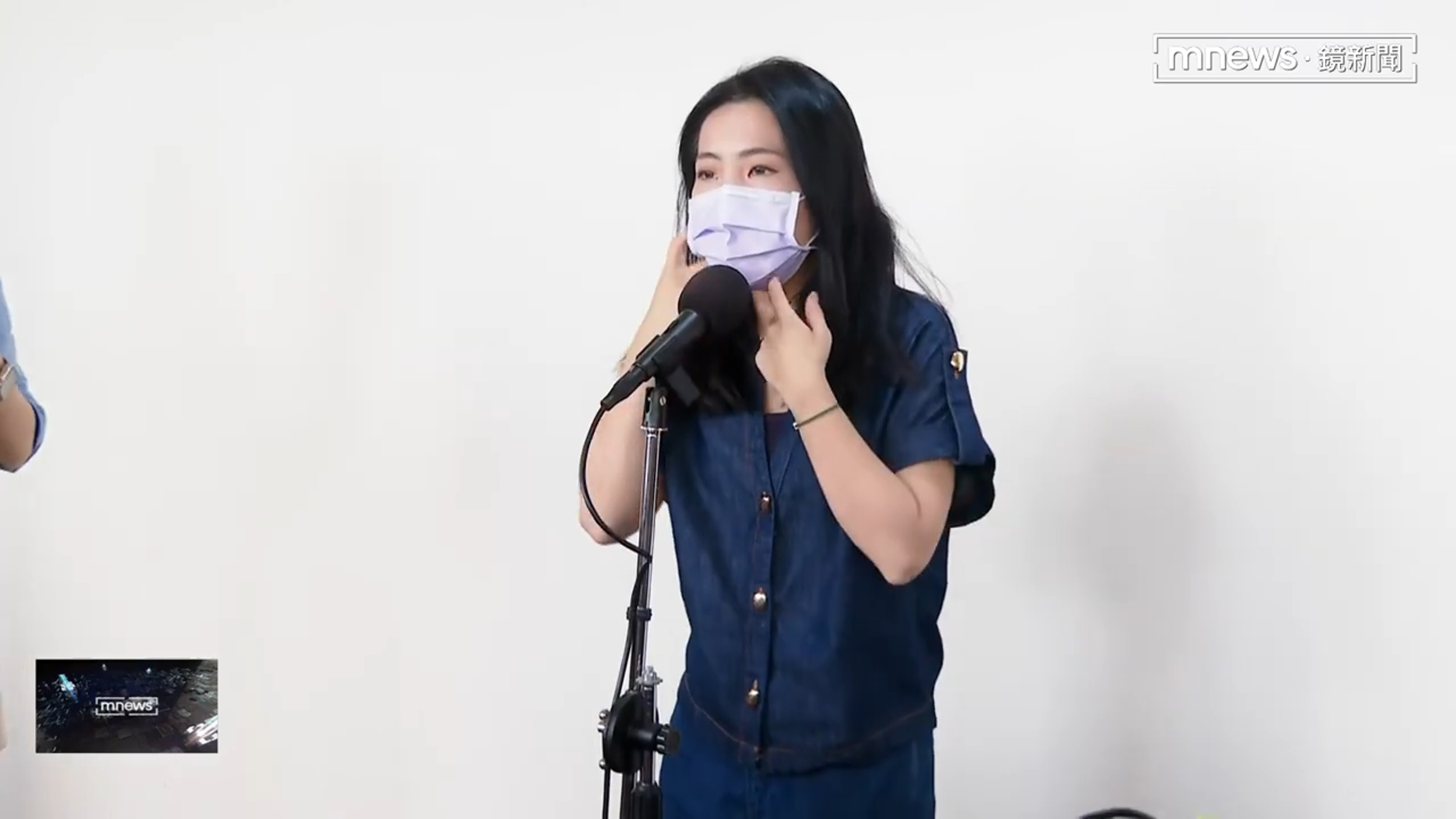 徐巧芯今戴口罩坦言確診COVID-19,對於杜秉澄的說法她再批邪惡、騙子。(翻攝自鏡新聞)