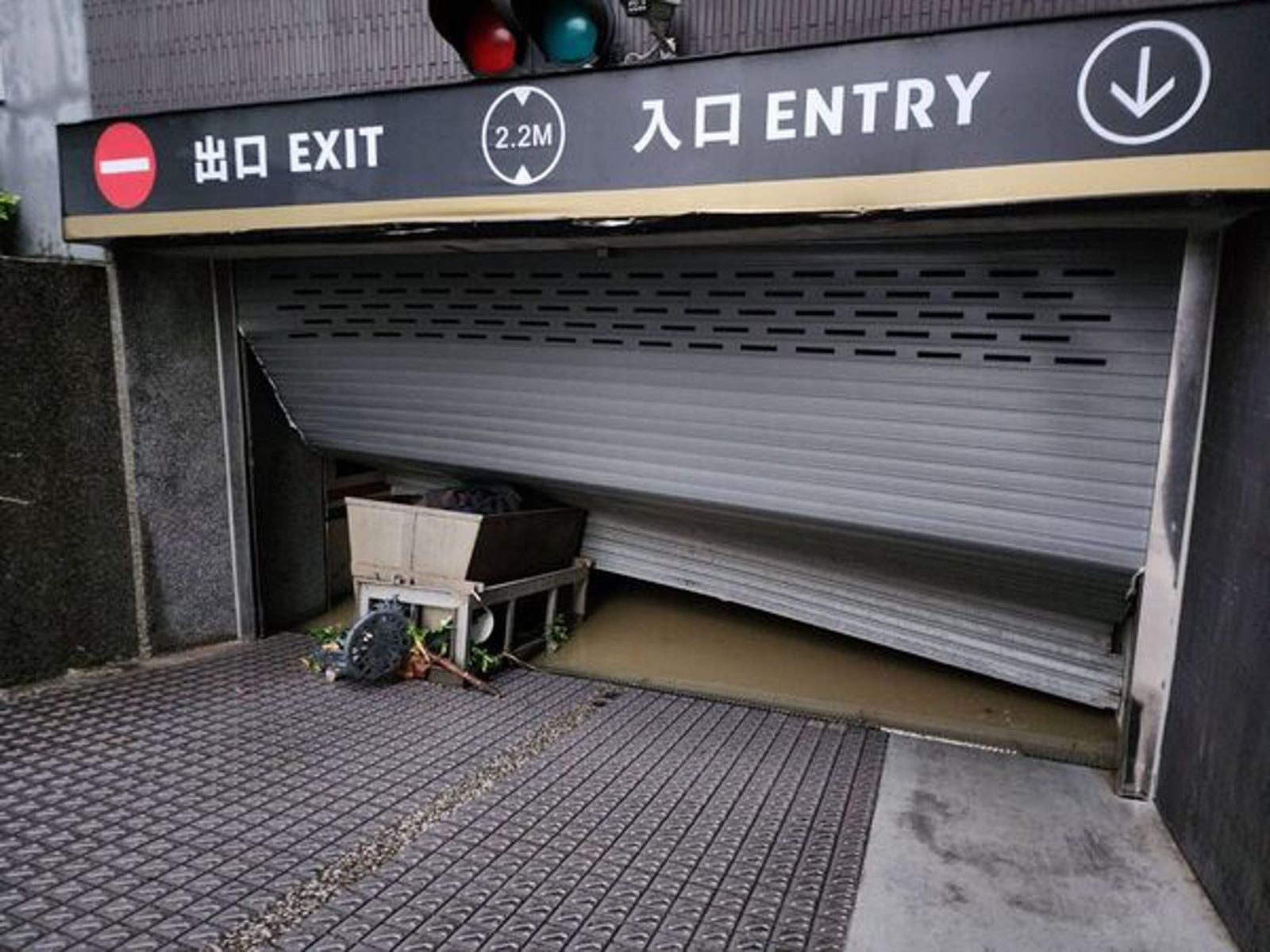 豪雨炸蘇澳！煙波飯店地下室淹水「住客控不給移車」逾30車泡水　業者：房費全免、全力理賠