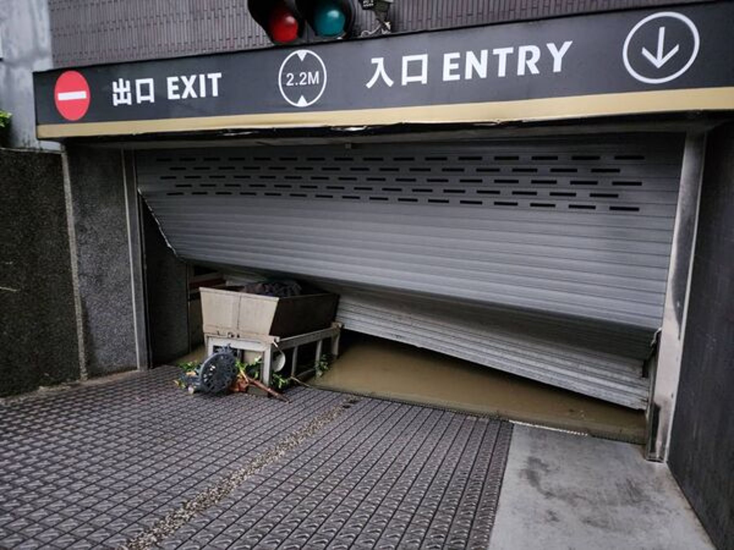 宜蘭蘇澳煙波大飯店的地下停車場閘門遭撞破,水淹進地下室造成30多輛車因此泡水。(翻攝畫面)