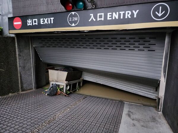 宜蘭蘇澳煙波大飯店的地下停車場閘門遭撞破，水淹進地下室造成30多輛車因此泡水。（翻攝畫面）