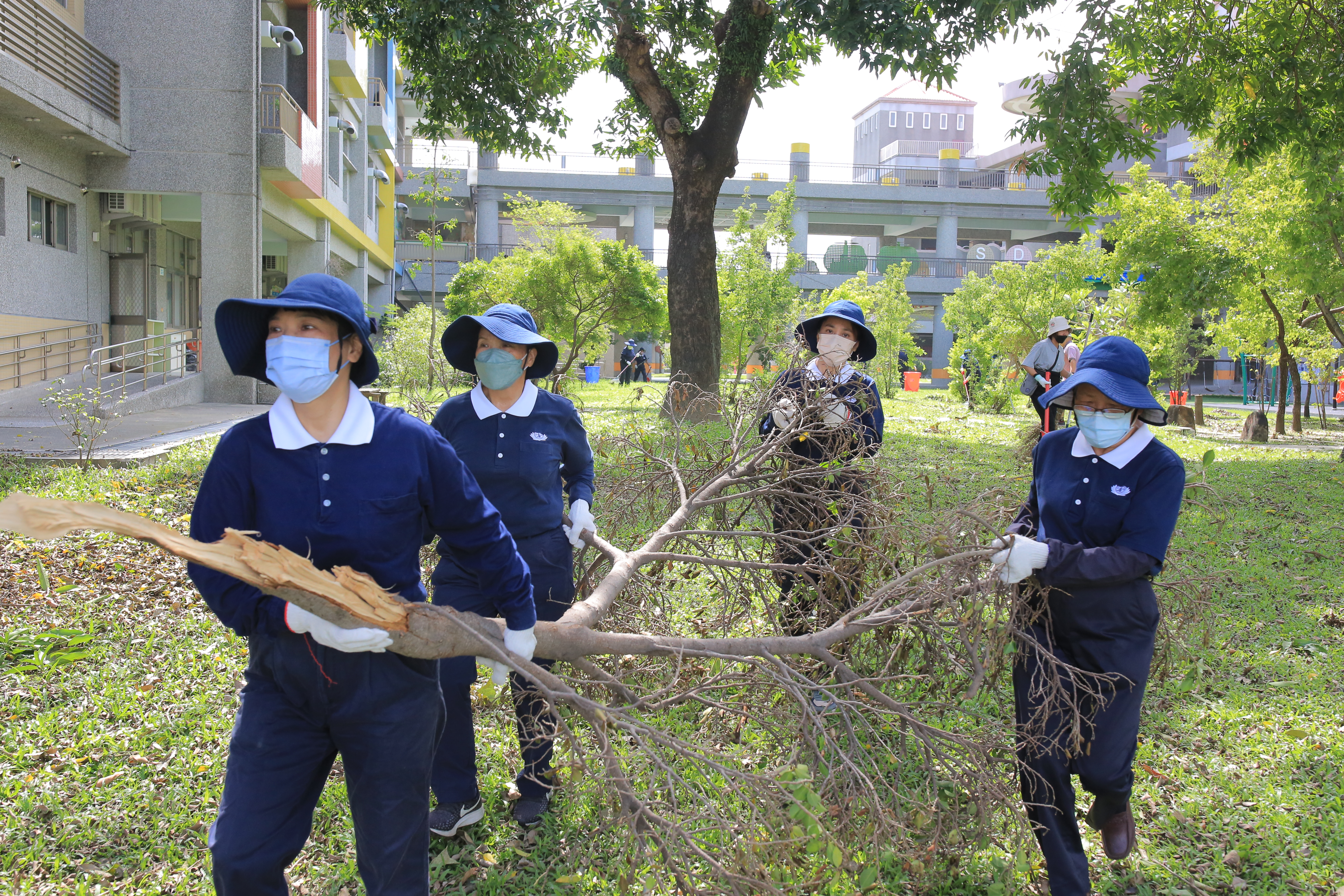 慈濟志工協助整理校園。（慈濟基金會提供）