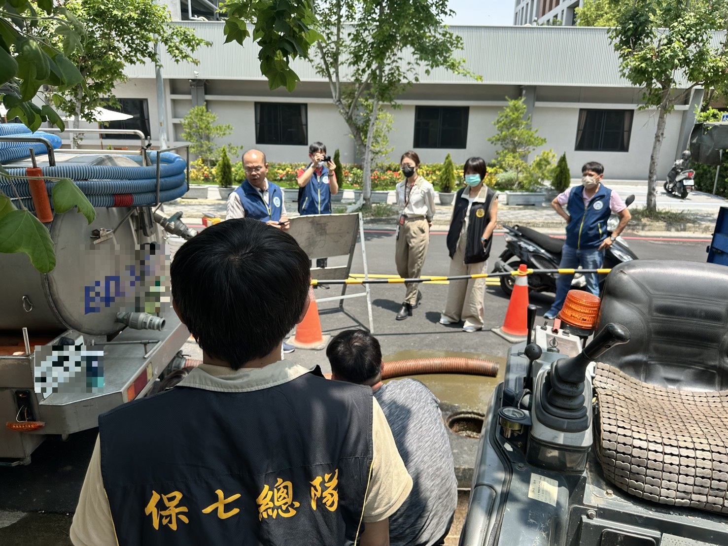 中檢結合台中市調處、保七三大隊中區中隊及中市環保局等單位，成立「黑水專案小組」，當場查獲清運業者非法排放水肥。（保七總隊提供）