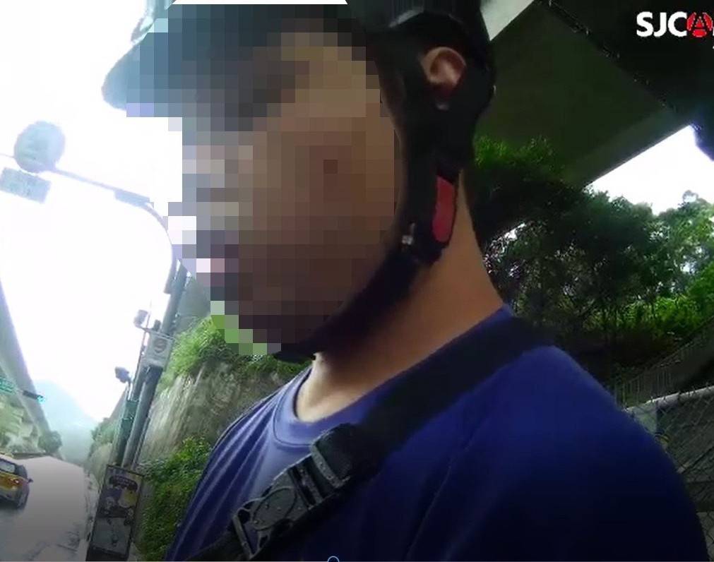 陳男騎車遇警攔查，因心虛雙手不斷發抖而被警起獲毒品吸食器。（翻攝畫面）