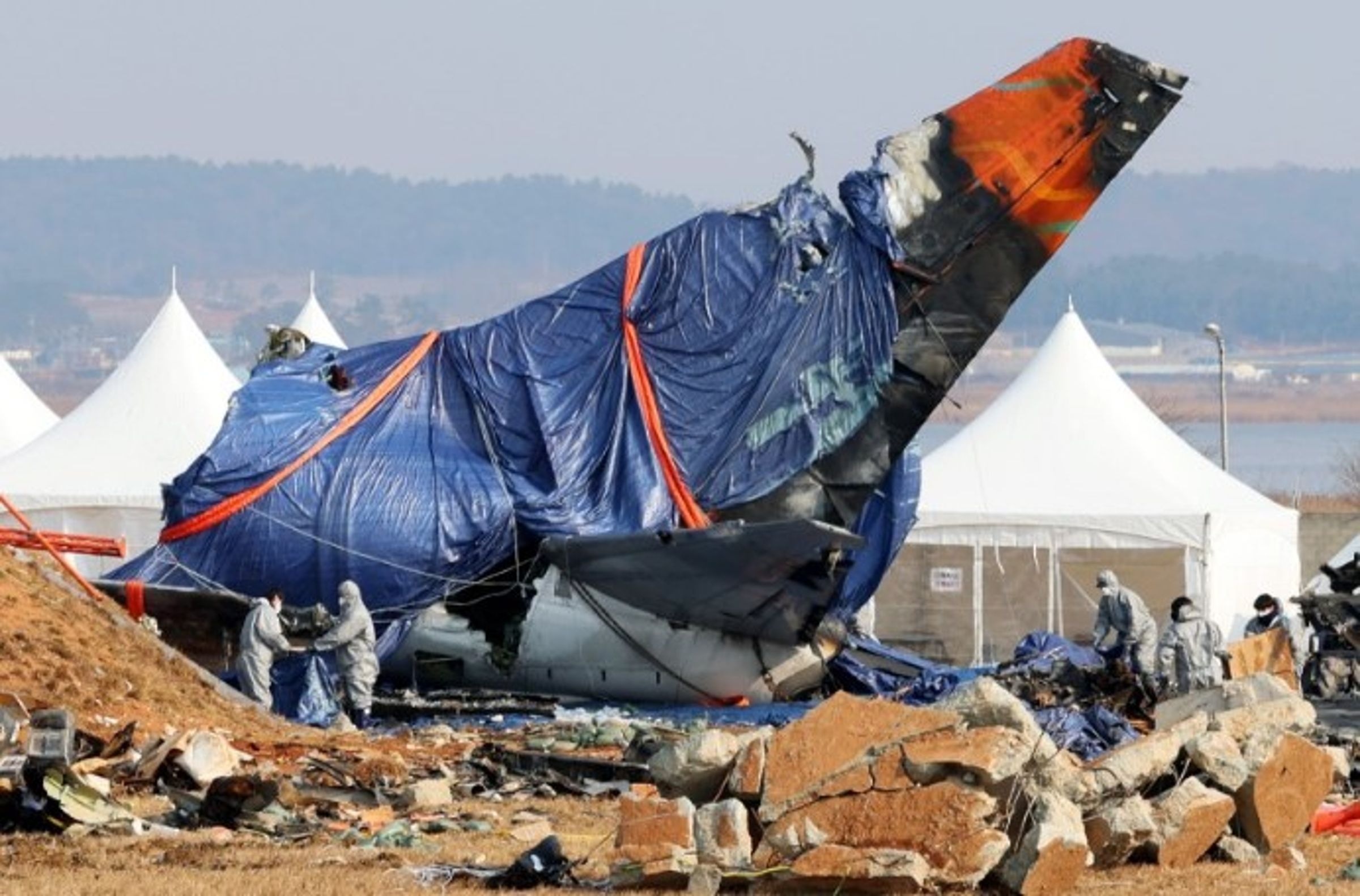 濟州航空墜機事隔一年，家屬巡視機場外圍驚見仍有大量屍骨散落地面。（示意圖，翻攝X@chosunnews）