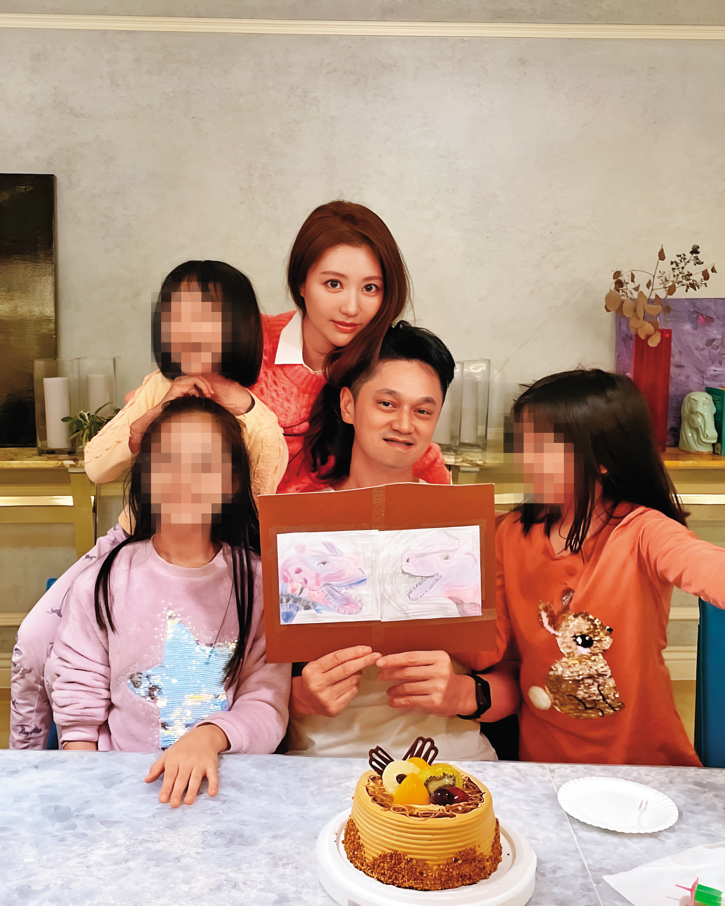 王瀅跟老公楊立傑結婚多年,育有3個女兒,曾全家團圓慶祝生日。(翻攝自王瀅IG)