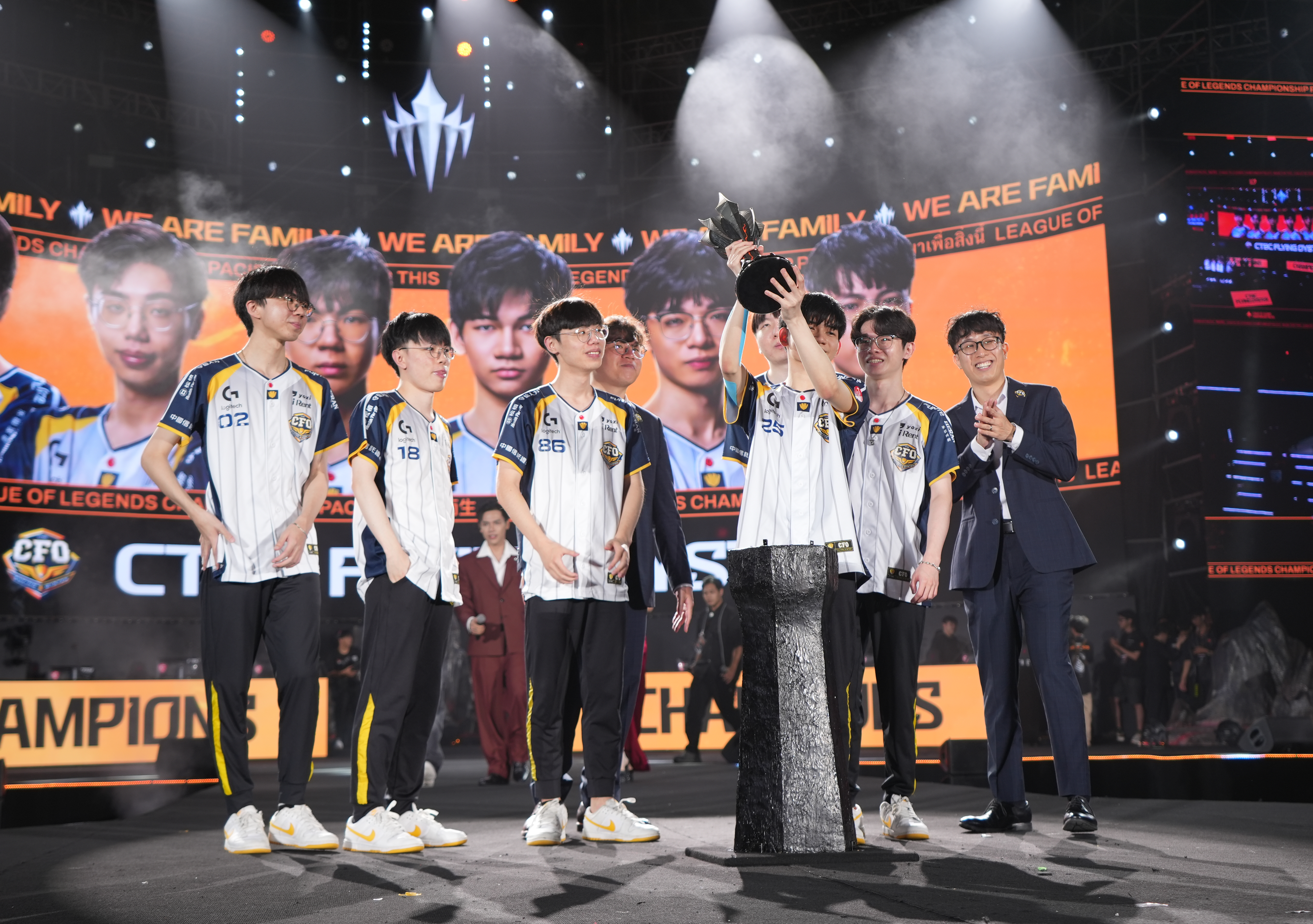 CFO贏得LCP第一個年度冠軍，教練團與選手們輪流在台上高舉冠軍獎盃慶祝。（中信飛牡蠣提供）