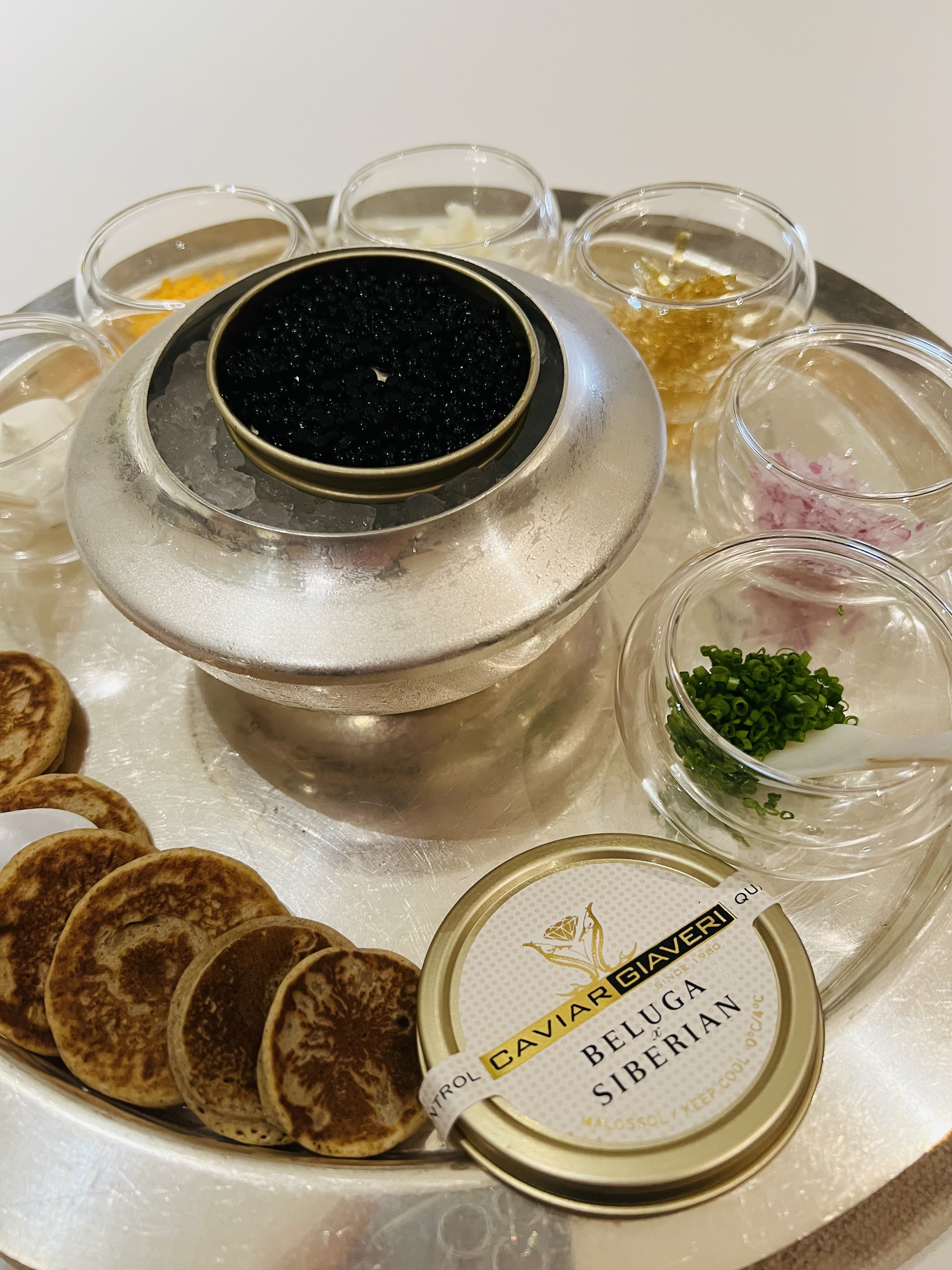 開胃菜「貝魯嘉魚子醬」可抹在煎餅上，並搭配蝦夷蔥、高湯凍等主廚精心準備的配料，讓滋味更有變化。