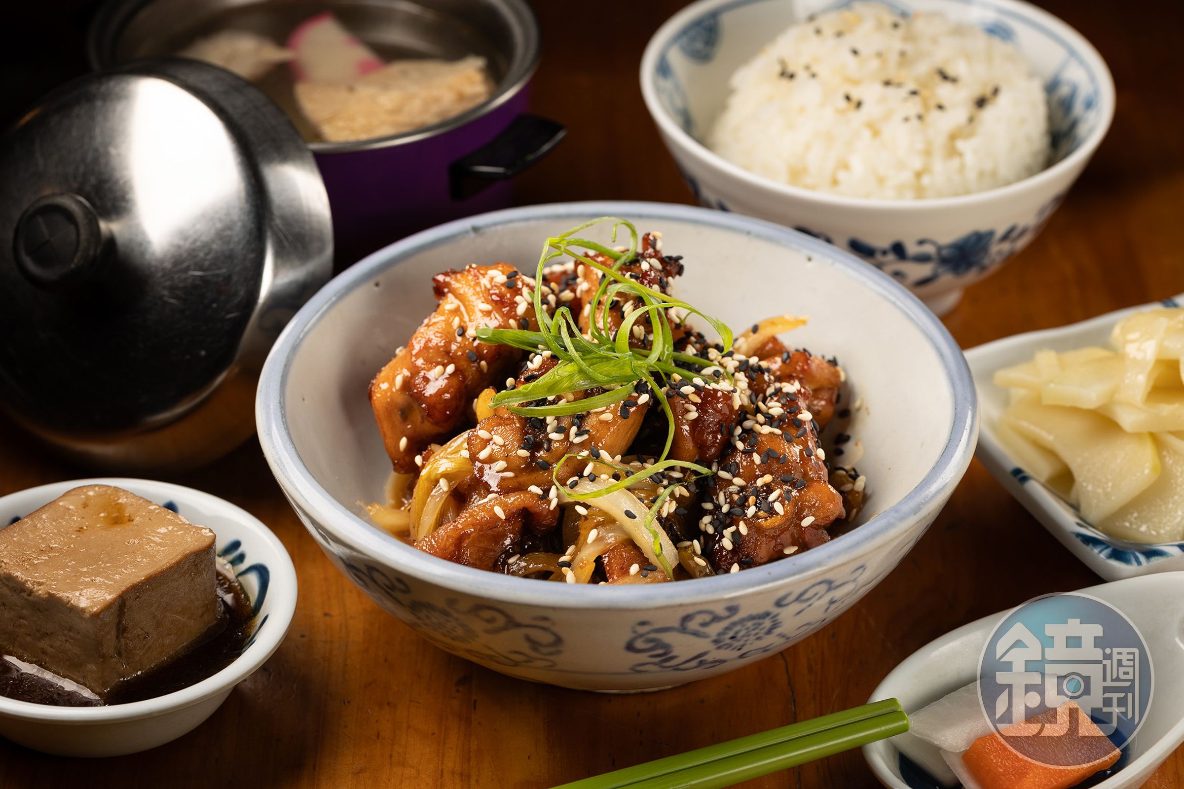 使用自家梅子醬製作的「私家梅子燒雞」，酸甜夠味，是餐廳裡的白飯殺手。（300元／份）