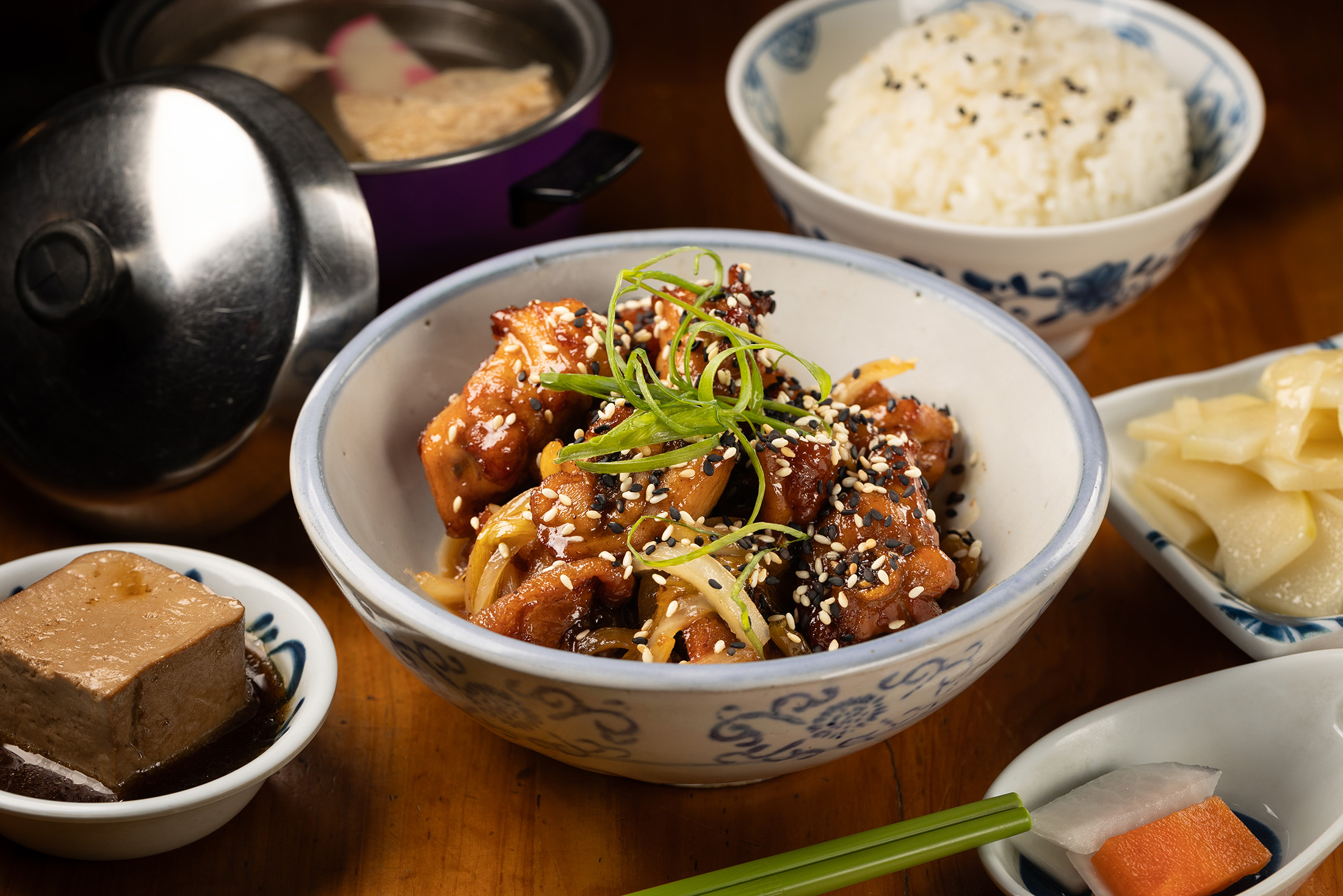 使用自家梅子醬製作的「私家梅子燒雞」，酸甜夠味，是餐廳裡的白飯殺手。（300元／份）