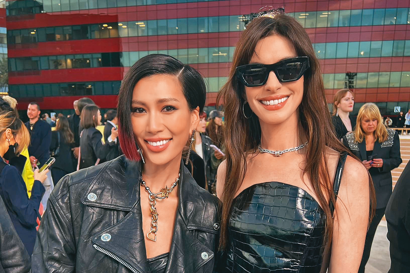 莫莉（左）曾在社群po出與安海瑟薇（右）的合照。（翻攝自莫莉IG）