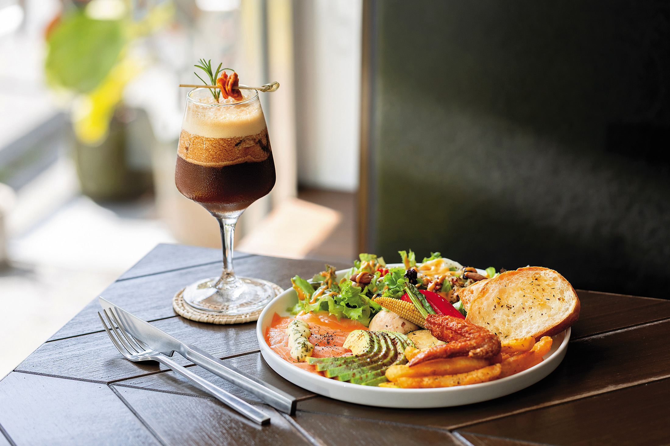 嘉義「叉里包」早午餐的食材，從燻鮭魚、酪梨、炸雞翅、櫛瓜、彩椒、炸薯條到麵包，每種都好吃，讓人不自覺就能吃光一整盤。