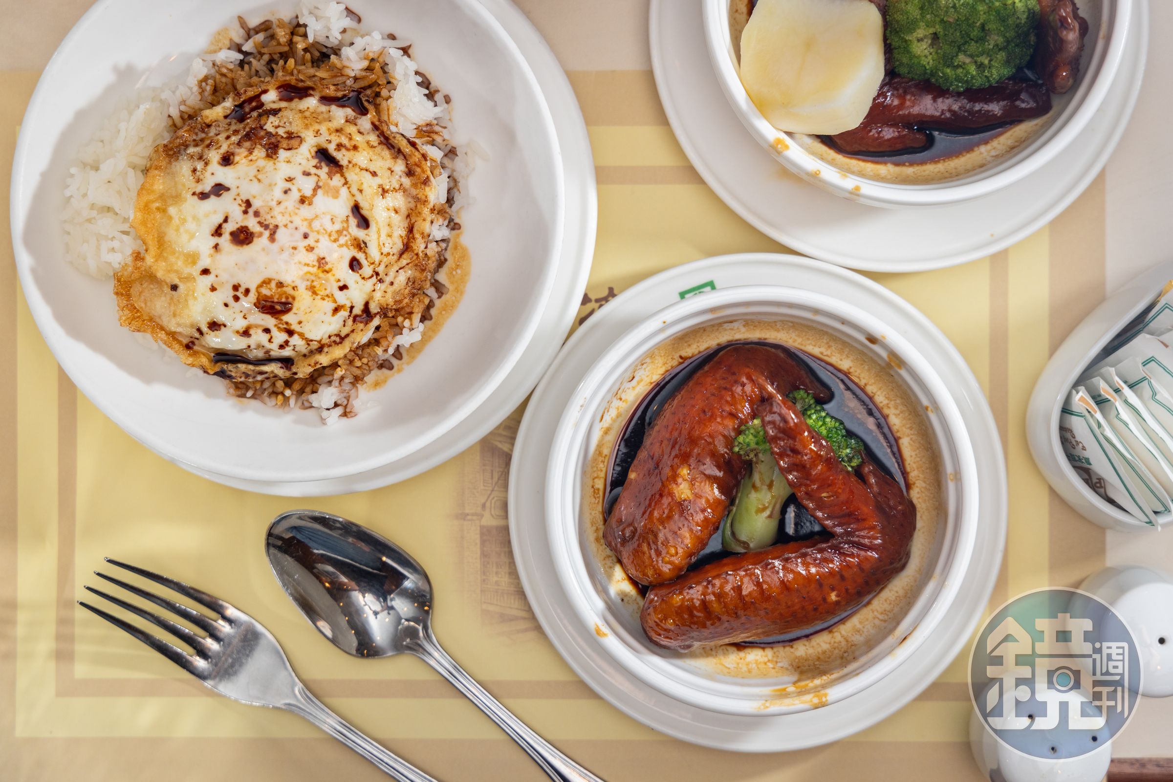 下午茶餐的「太平館瑞士雞翼」，包含2隻雞翼和煎蛋飯。（港幣78元／份）