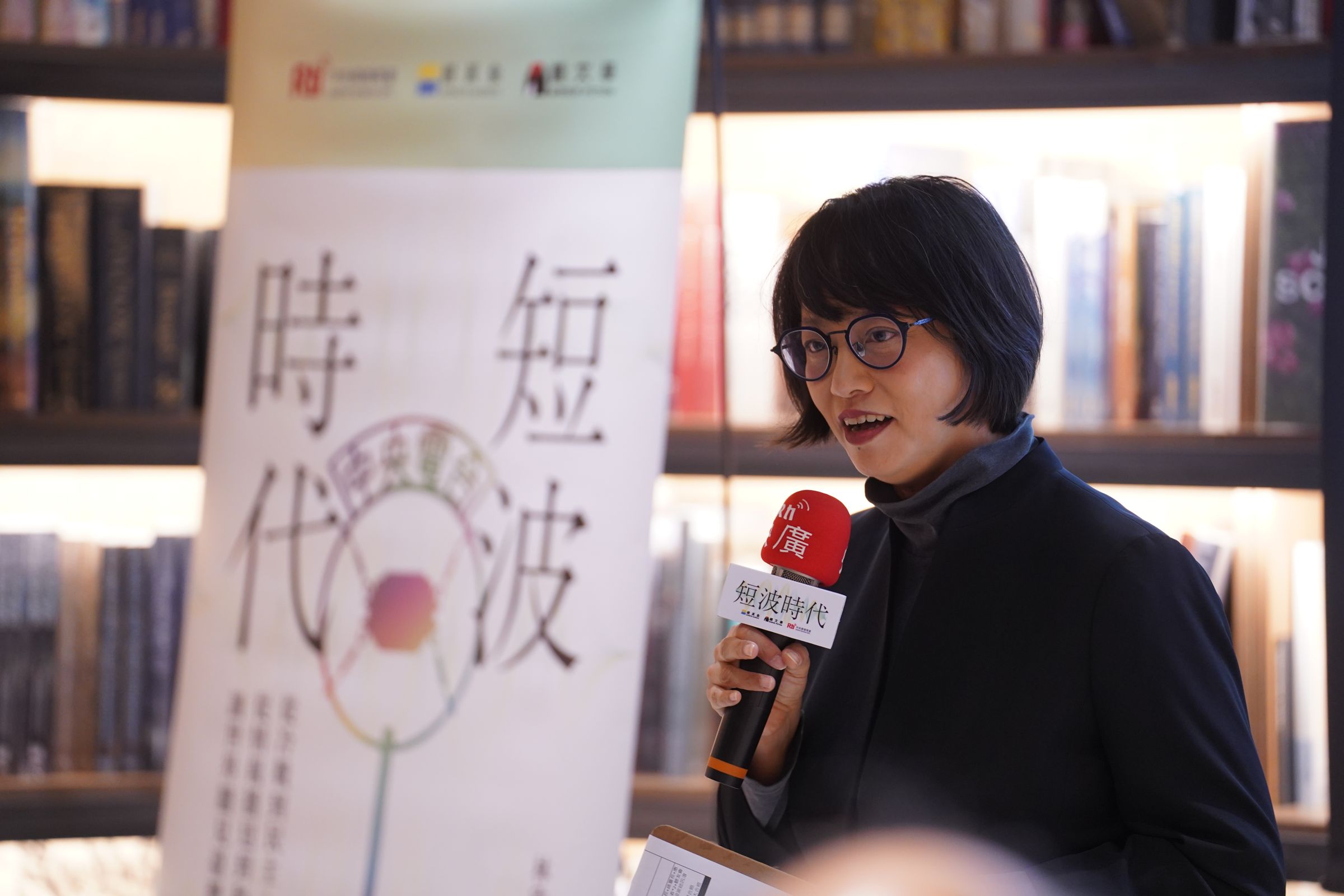 鏡文學執行總編輯張惠菁擔任新書發表會的主持引言。(鏡文學提供)