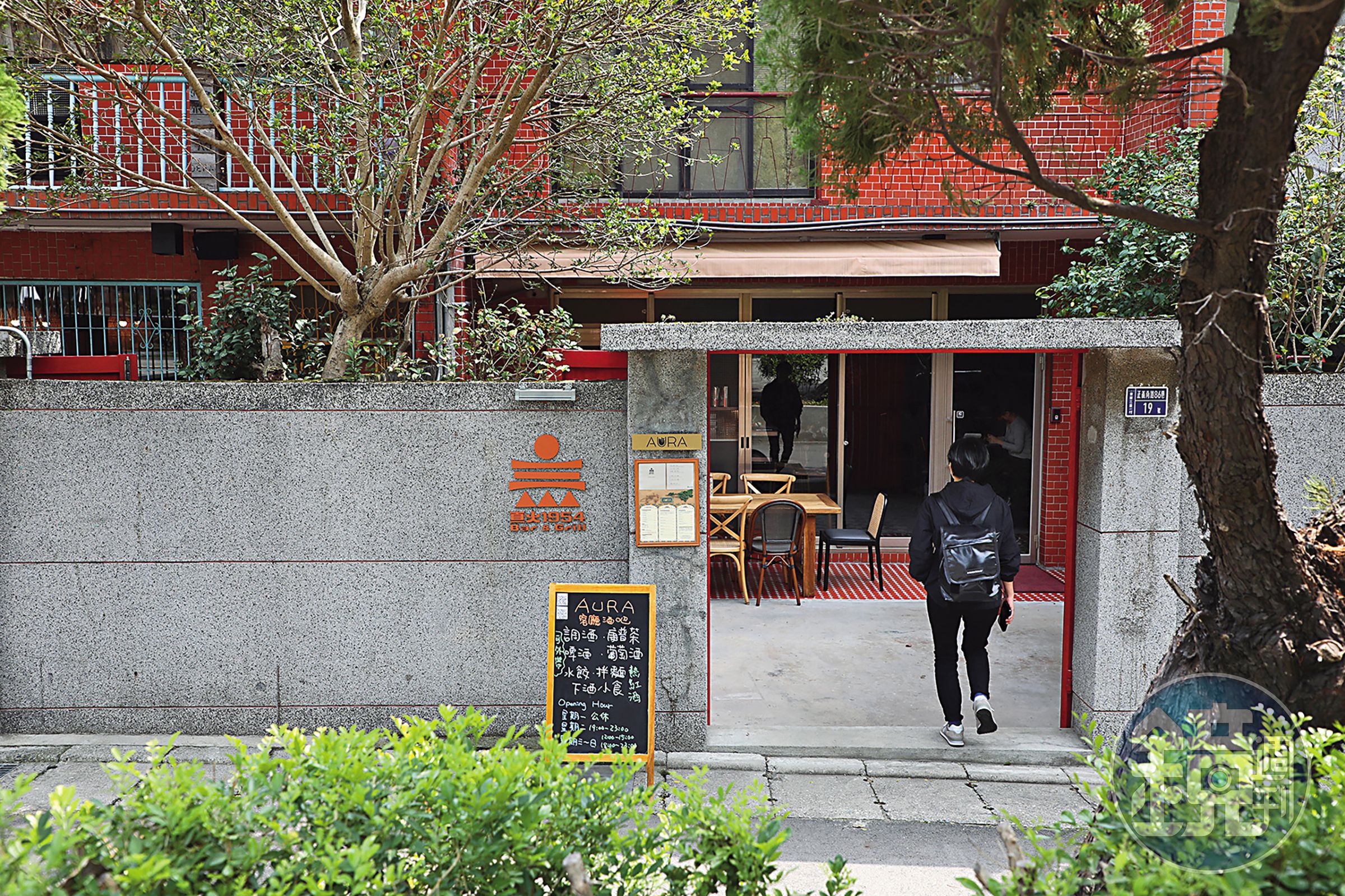 「AURA」是一間白天就開始營業的酒吧,歡迎路過的客人輕鬆走進來喝一杯。