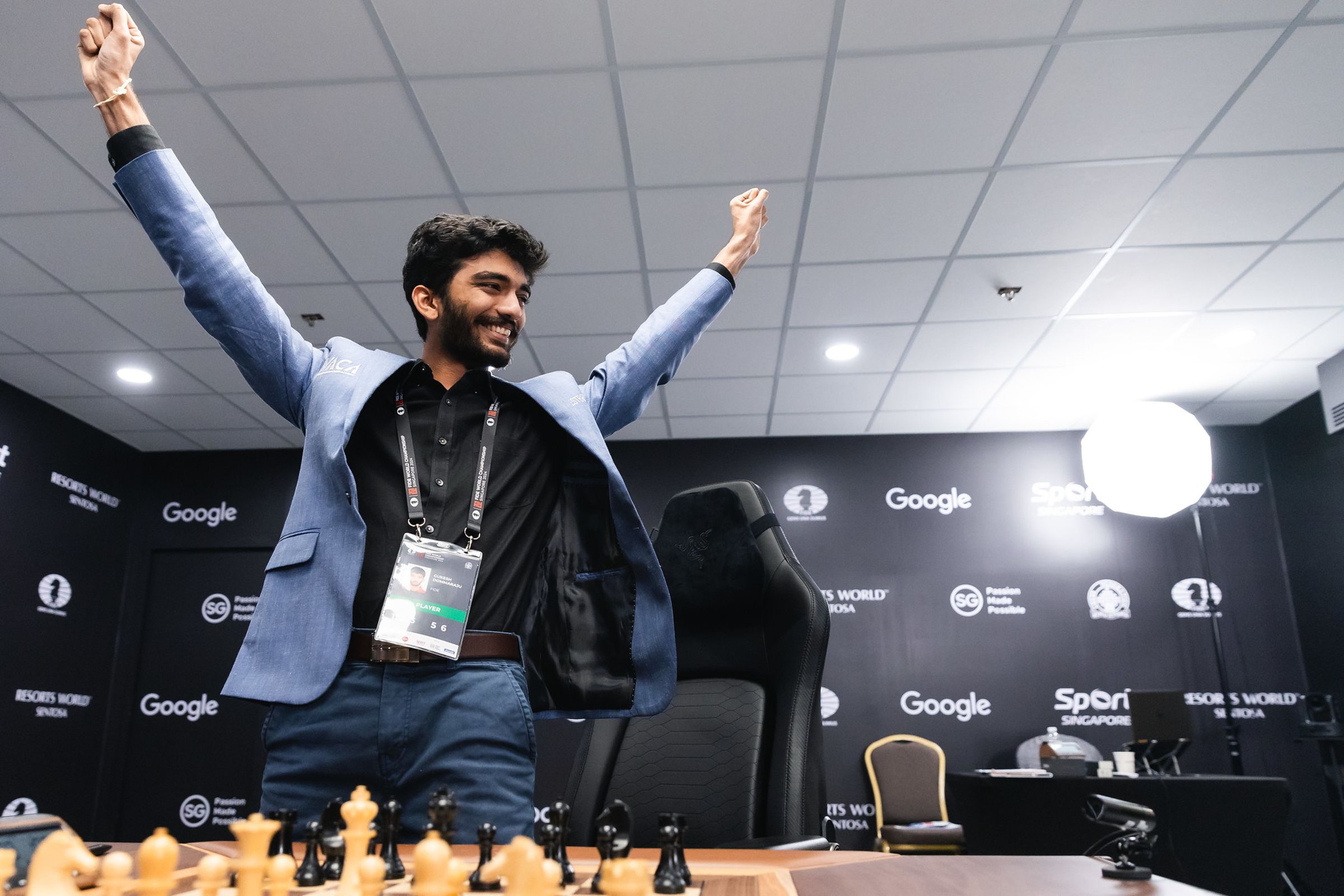 18歲的印度西洋棋手多馬拉朱在2024國際西洋棋世界錦標賽決賽奪冠封王。(翻攝X@FIDE_chess)