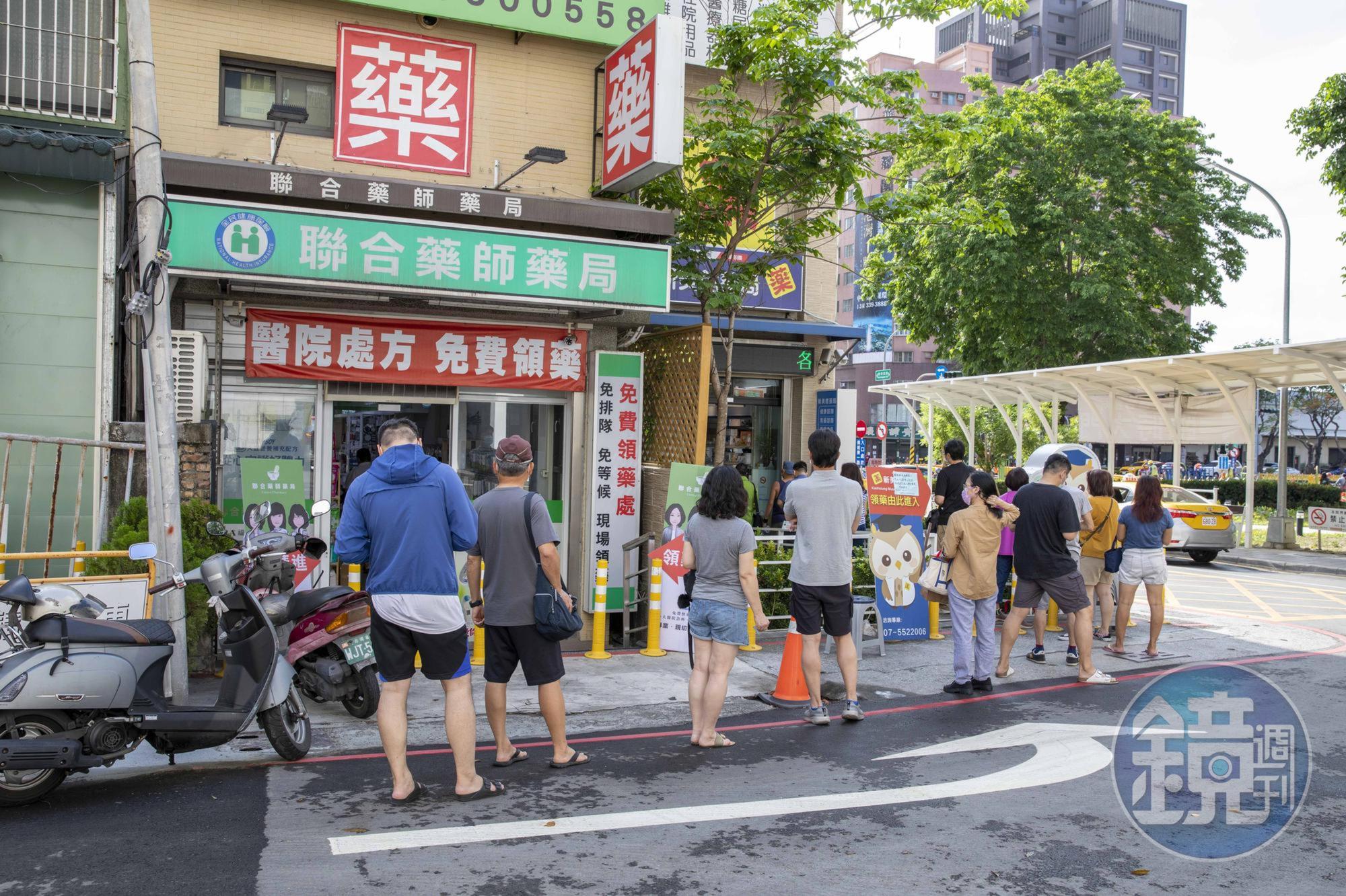 知名礦泉水品牌舉辦水搖飲活動，吸引大批民眾大排長龍等待領取。（示意圖，本刊資料照）