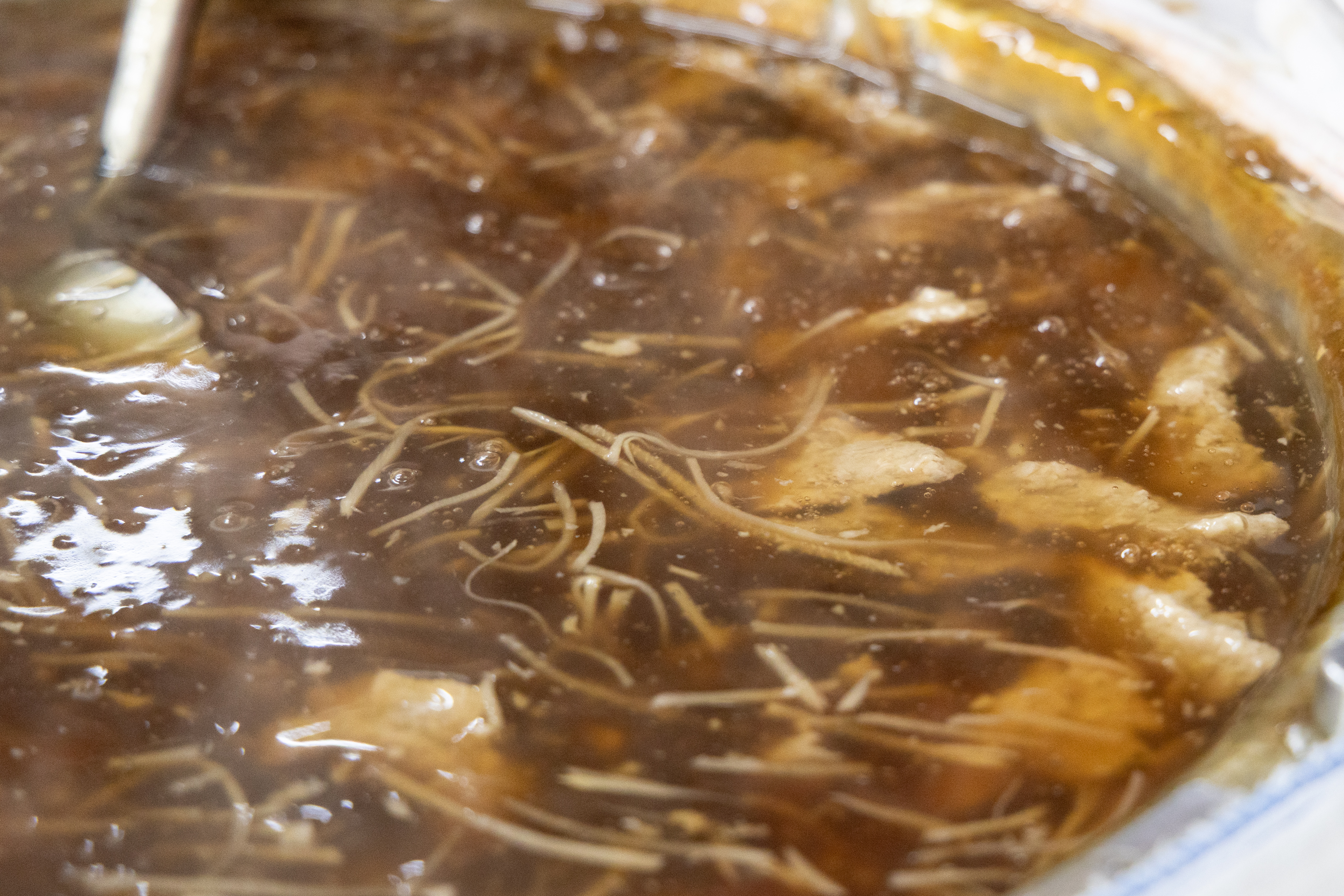 宜蘭的肉羹湯,醬色較深,但吃起來味道不重。