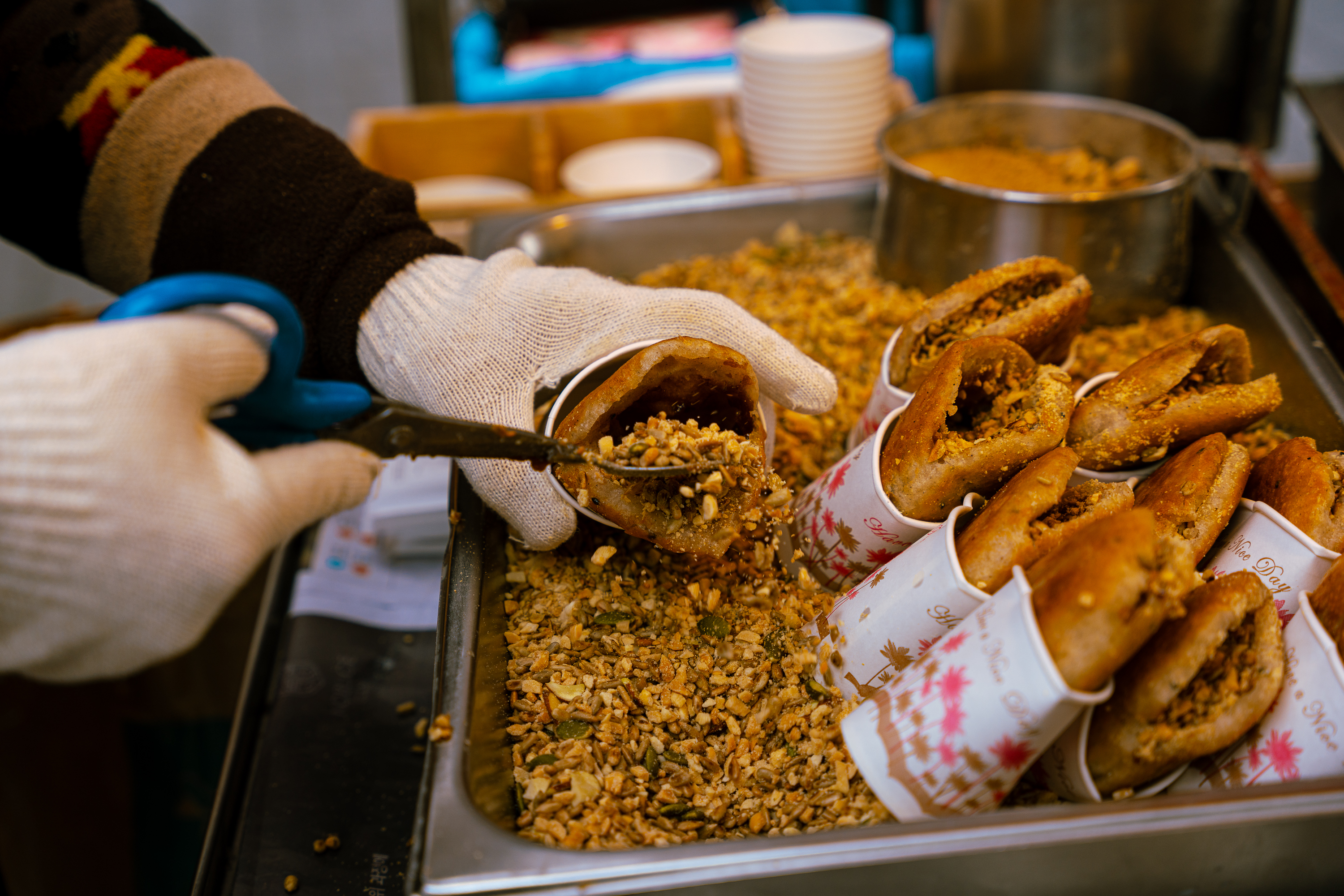 在釜山BIFF廣場有一個糖餅攤，專賣塞了堅果的黑糖餅，幾乎每個遊客都會來朝聖。