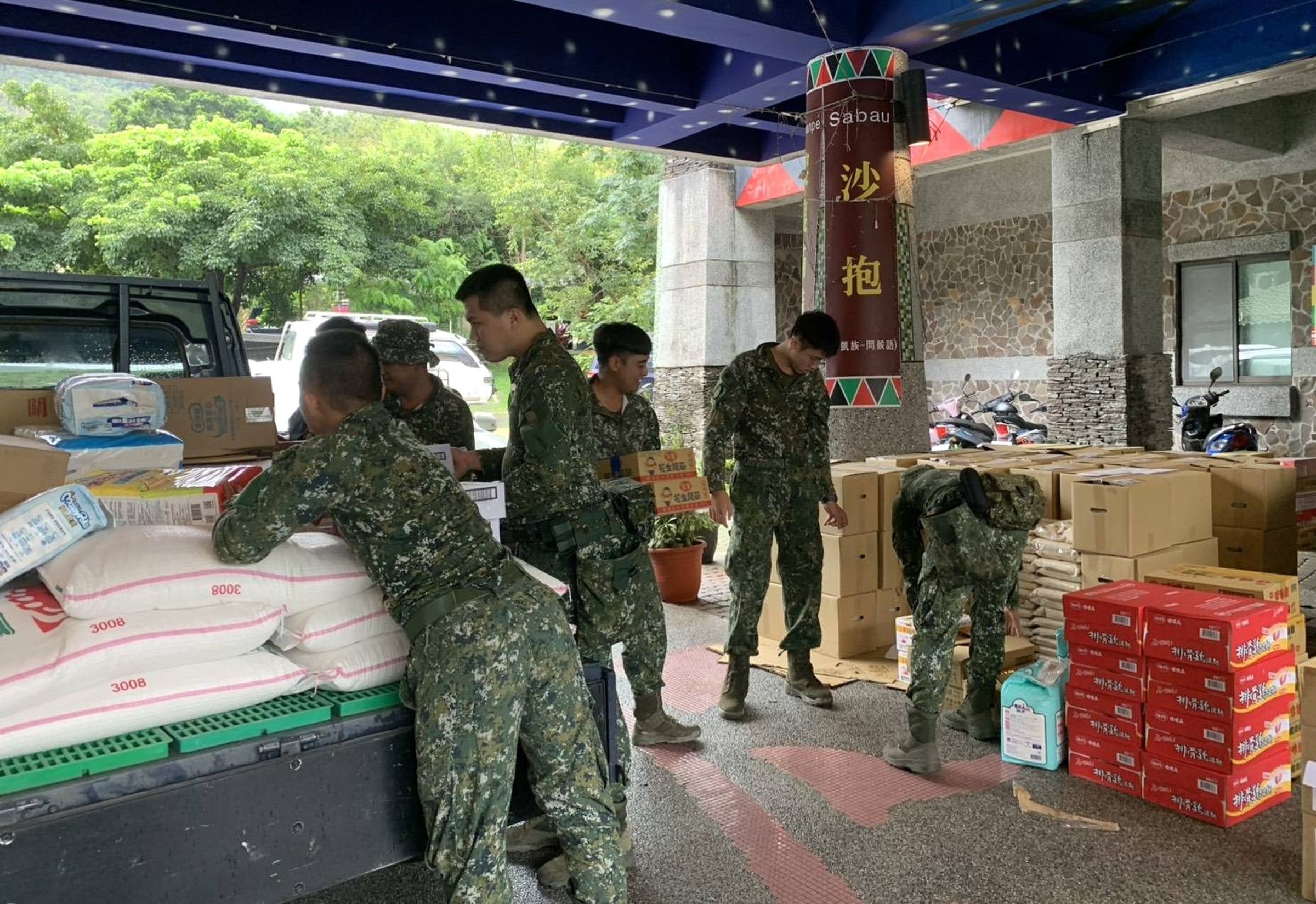 陳其邁今巡視六龜、桃源，並為當地居民發放物資。（翻攝自陳其邁臉書）