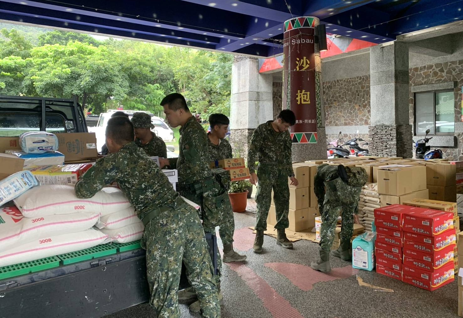 陳其邁今巡視六龜、桃源，並為當地居民發放物資。（翻攝自陳其邁臉書）