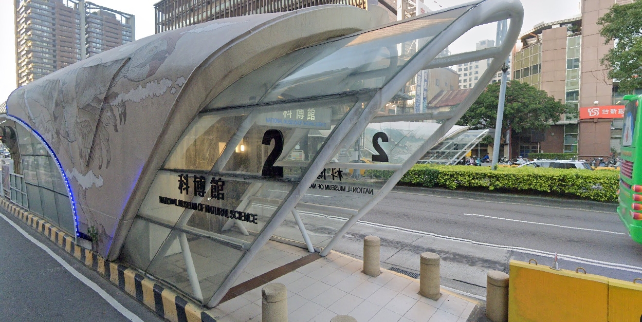 台中市科博館公車站牌的候車亭內，昨（28日）驚傳有一對男女在候車亭內激戰，引發路人側目。（翻攝自googlemaps）