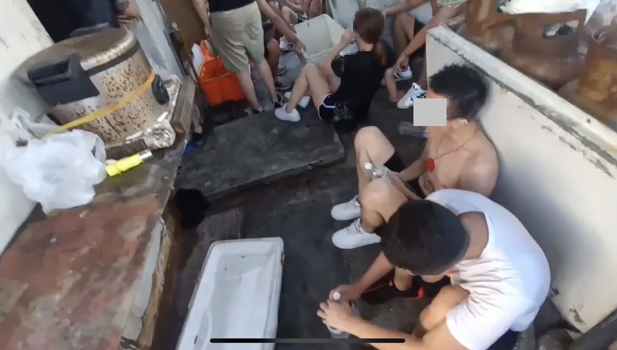 18名詐團在8月6日凌晨欲從高雄港搭船偷渡出境,藏匿在已密封高溫船艙內,險釀命案。(高檢署提供)