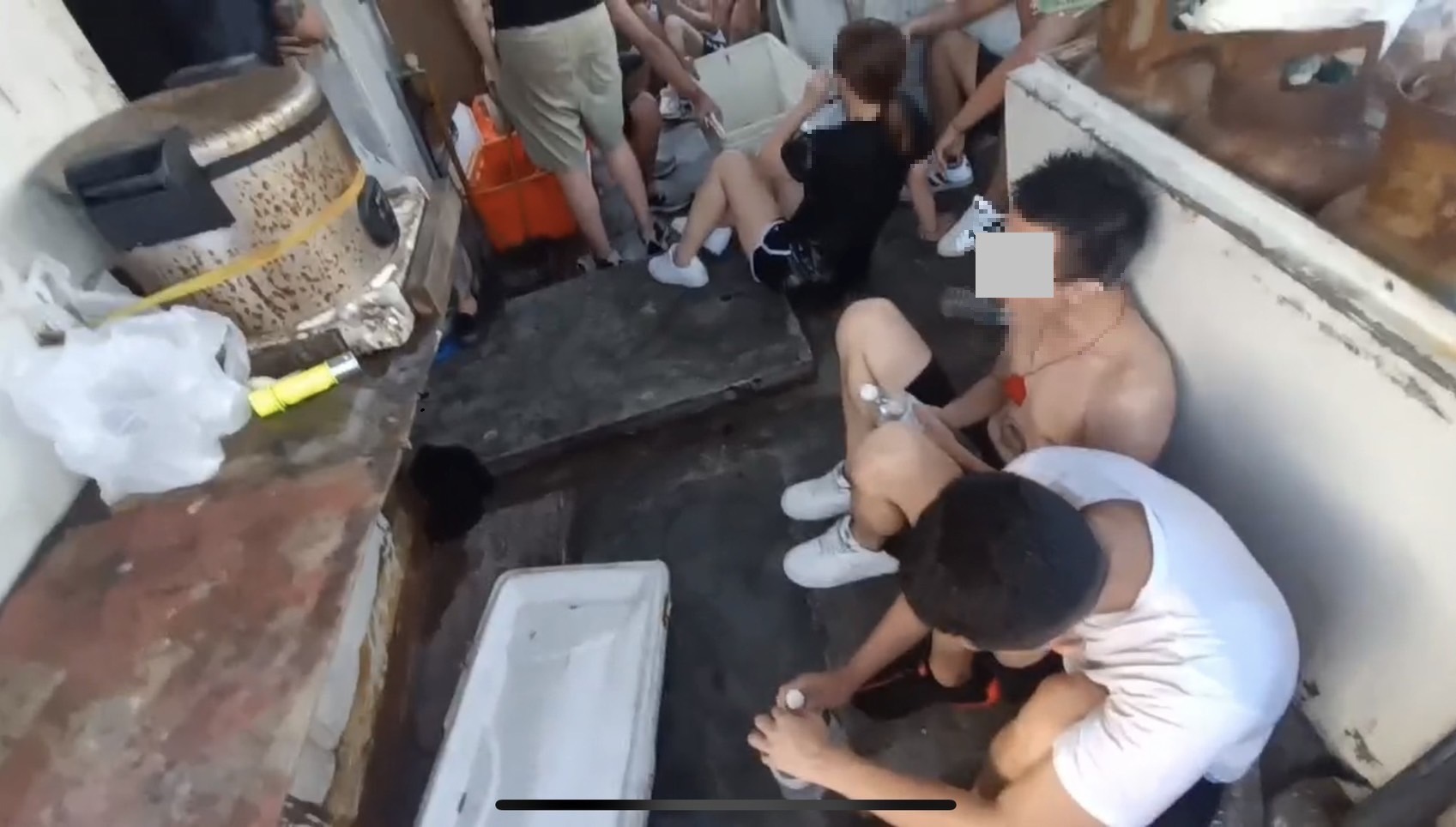 18名詐團在8月6日凌晨欲從高雄港搭船偷渡出境，藏匿在已密封高溫船艙內，險釀命案。（高檢署提供）