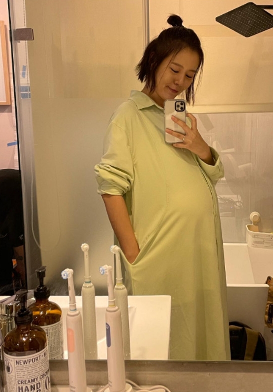 劉品言之前為戲扮孕婦，如今真的當媽媽。（翻攝自劉品言IG）