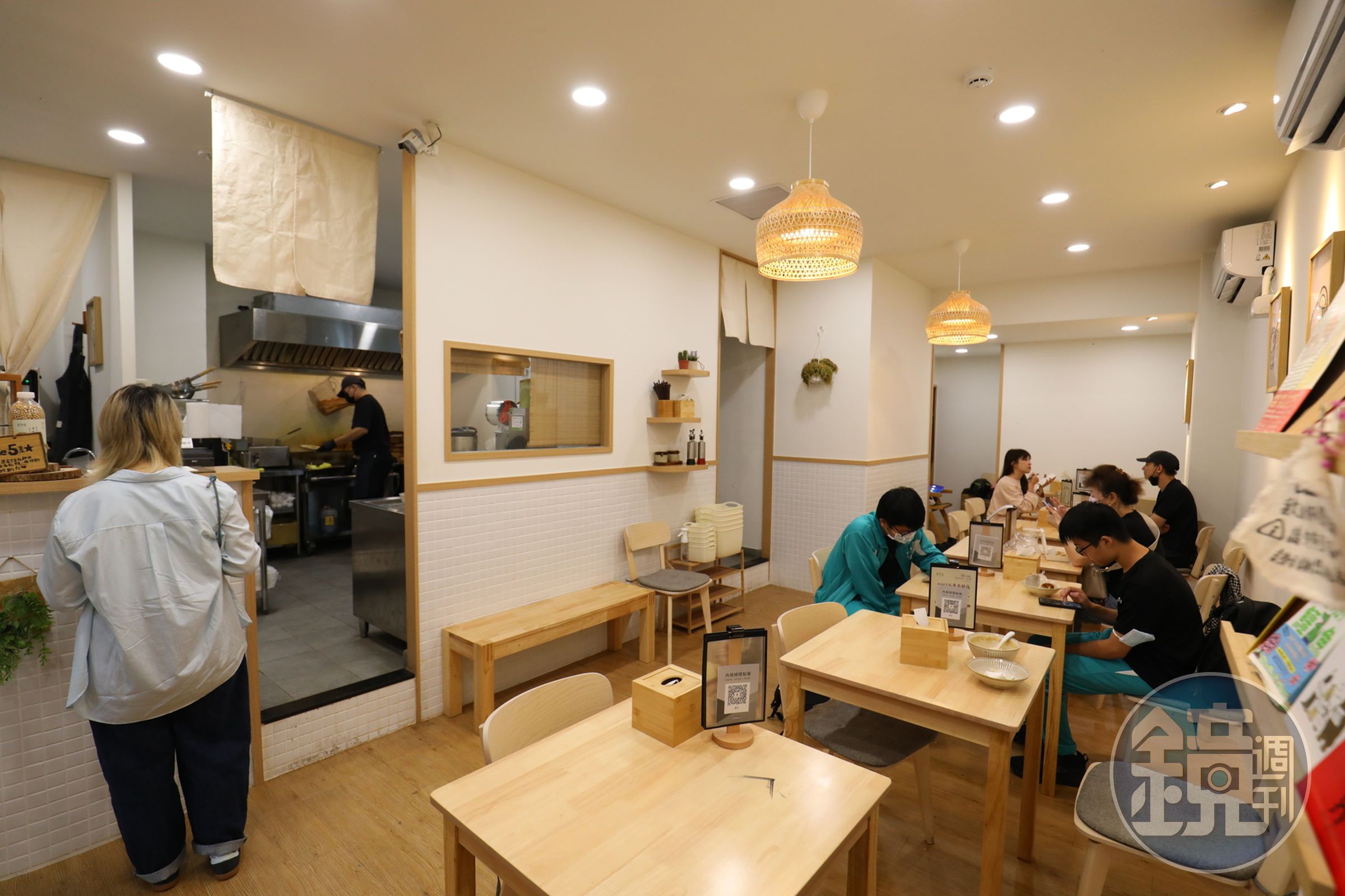 「老漿家」永春店的裝潢帶入籐編和木質元素,和傳統豆漿店相當不同。