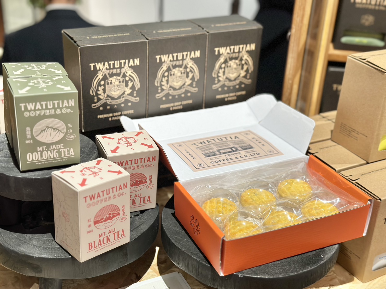 位於台北大稻埕的咖啡廳「Twatutia Coffee & Co」,祭出的咖啡、中式糕點禮盒都帶有低調復古美。