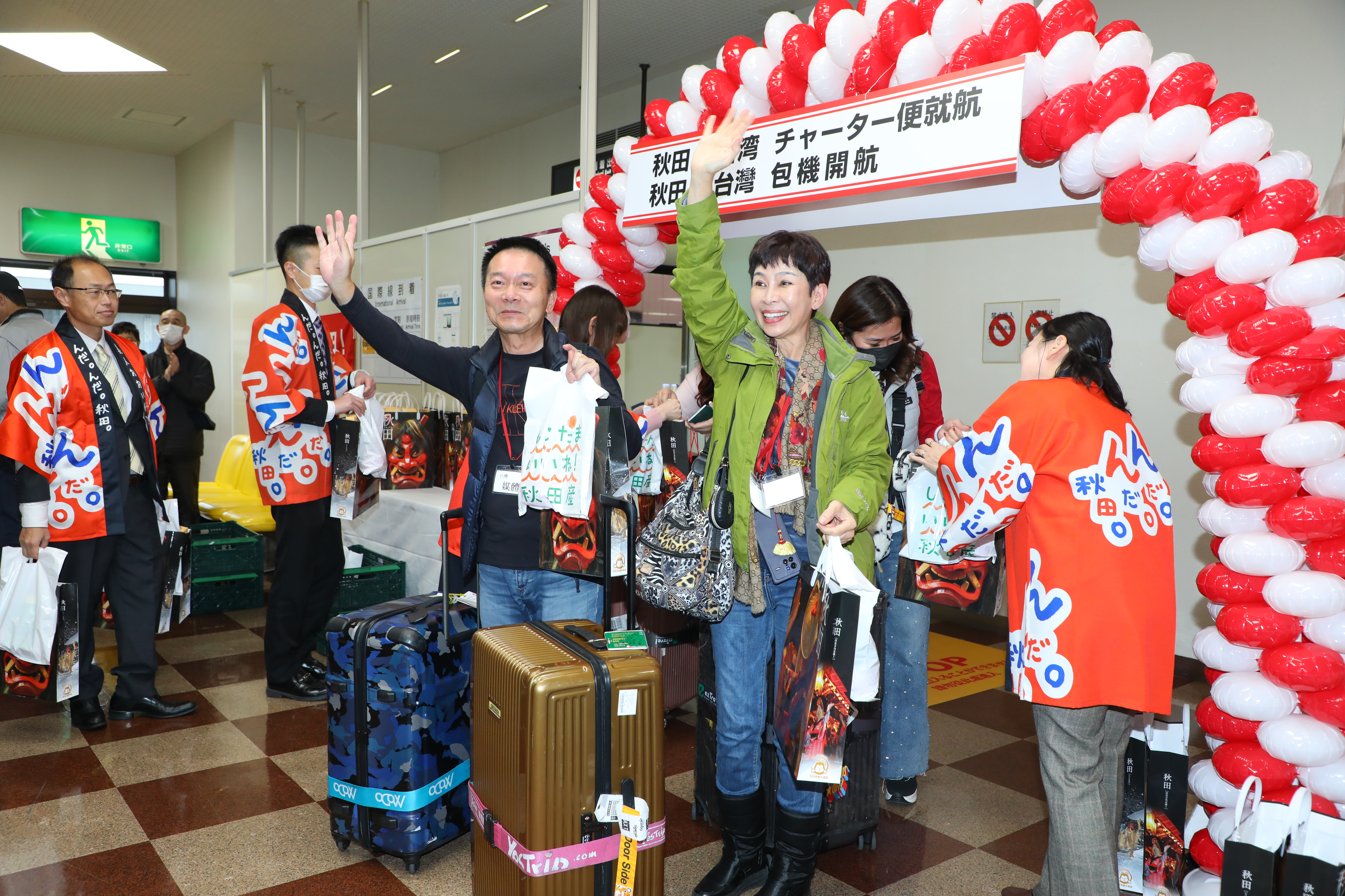 暌違4年的桃園、秋田包機日前首航，資深媒體人陳志光（左）與主持人李秀媛（右）也搭上首航班機來到秋田考察。