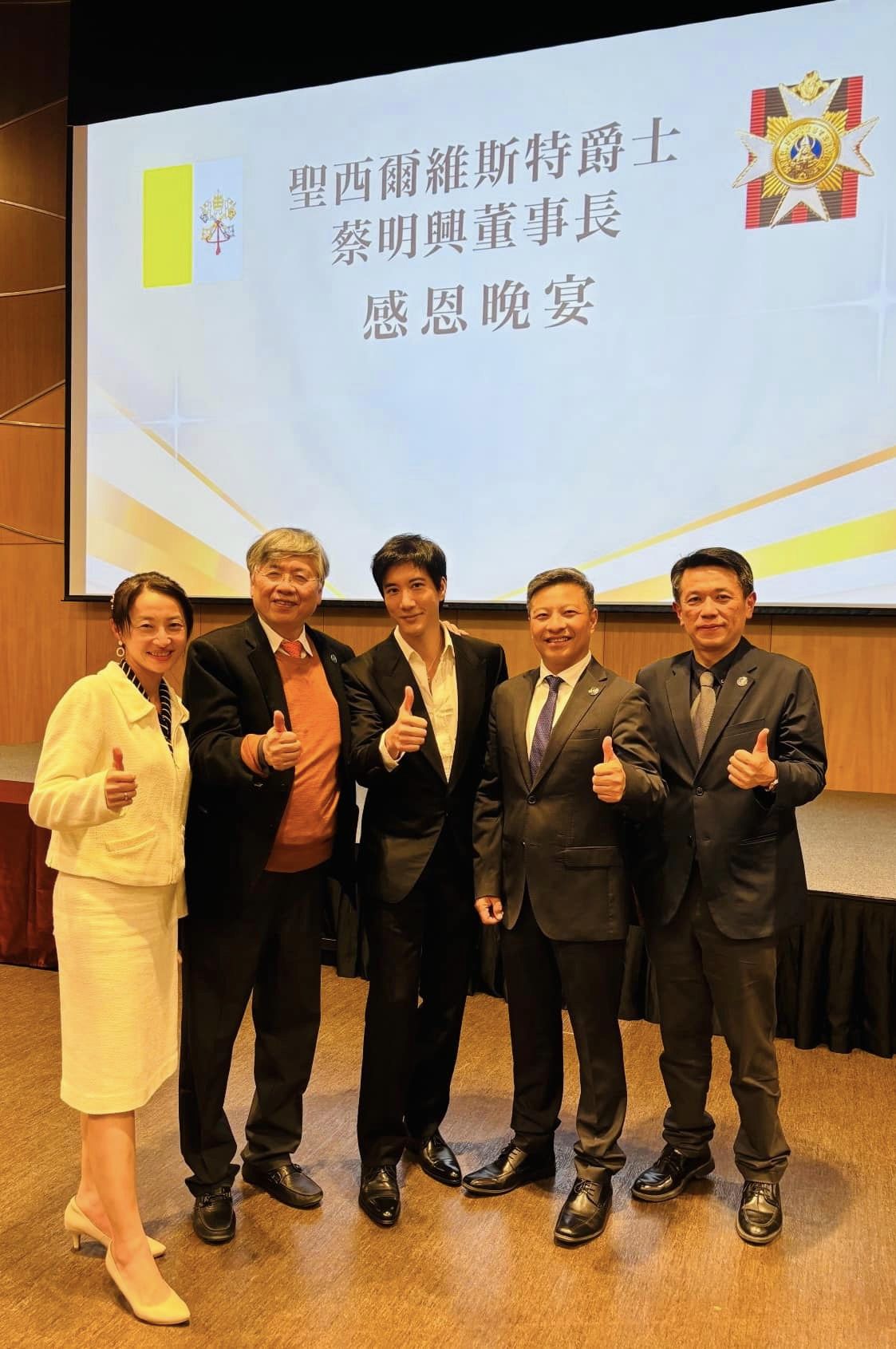 王力宏(中)與輔大校長江漢聲(左二)、新任輔大校長藍易振(右二)等人合影。(讀者提供)