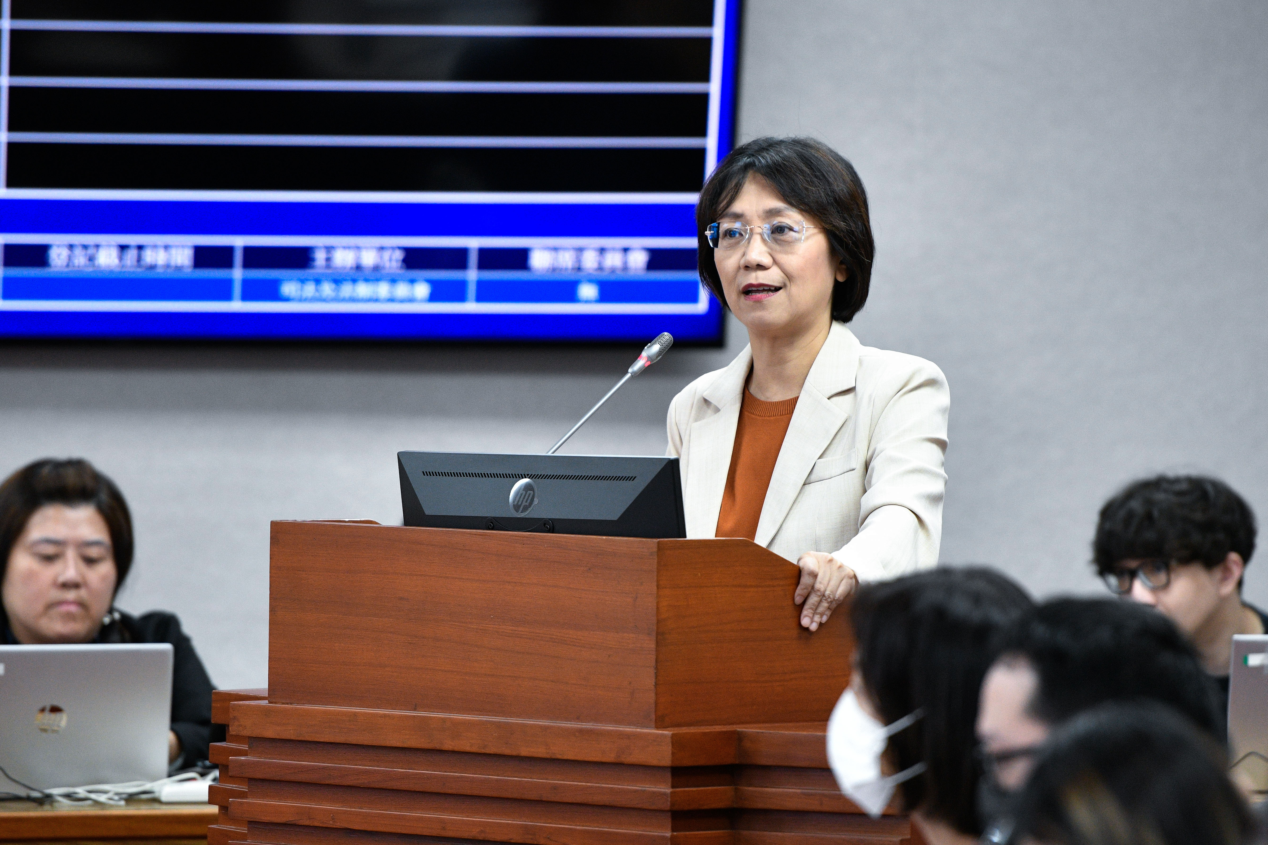 翁曉玲問「大陸人是外國人還是中華民國國民」，蘇巧慧翻出她丈夫的說法打臉。（本刊資料照）