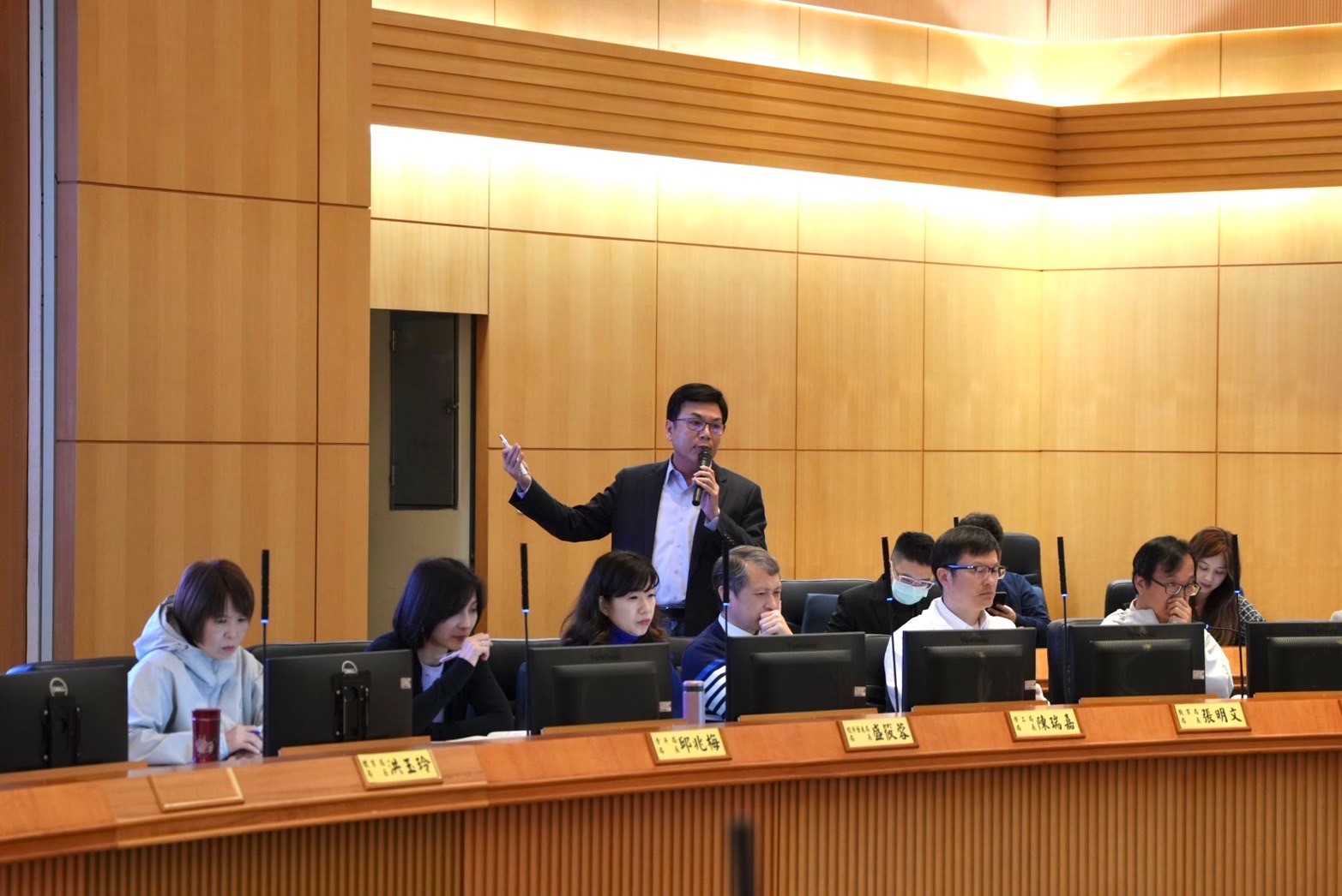 副市長劉和然於今日市政會議進行新北市「大型多功能場館」專案報告。（新北市城鄉發展局提供）