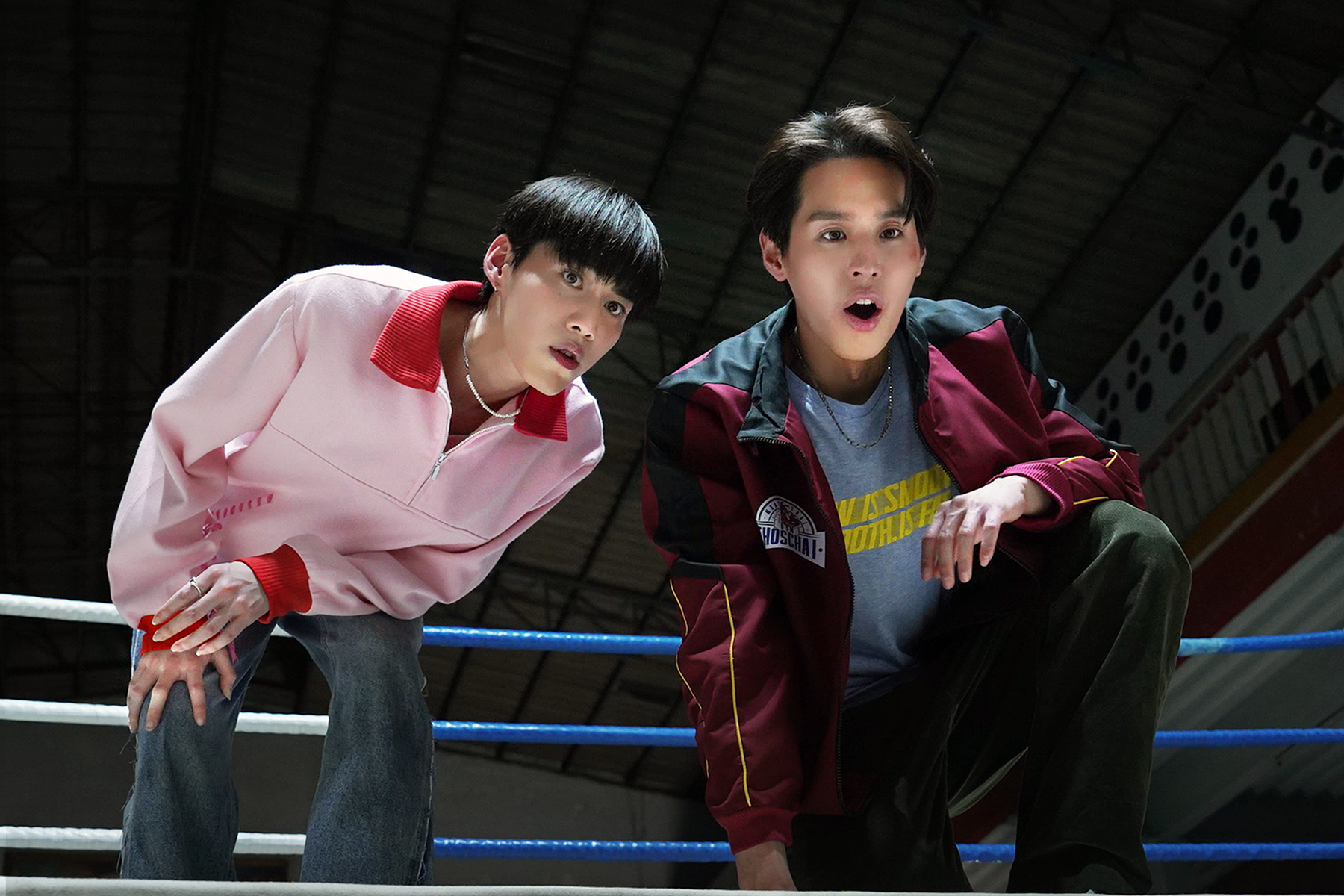 PP Krit（左）與Billkin（右）在《冥婚鬧泰大》中一人一鬼聯手查案。（金盞花大影業提供）