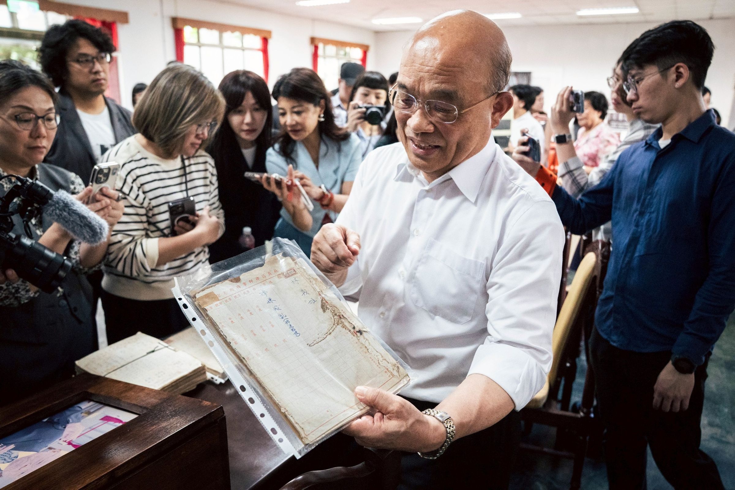蘇貞昌首度展示美麗島大審時的卷宗。（蘇貞昌辦公室提供）