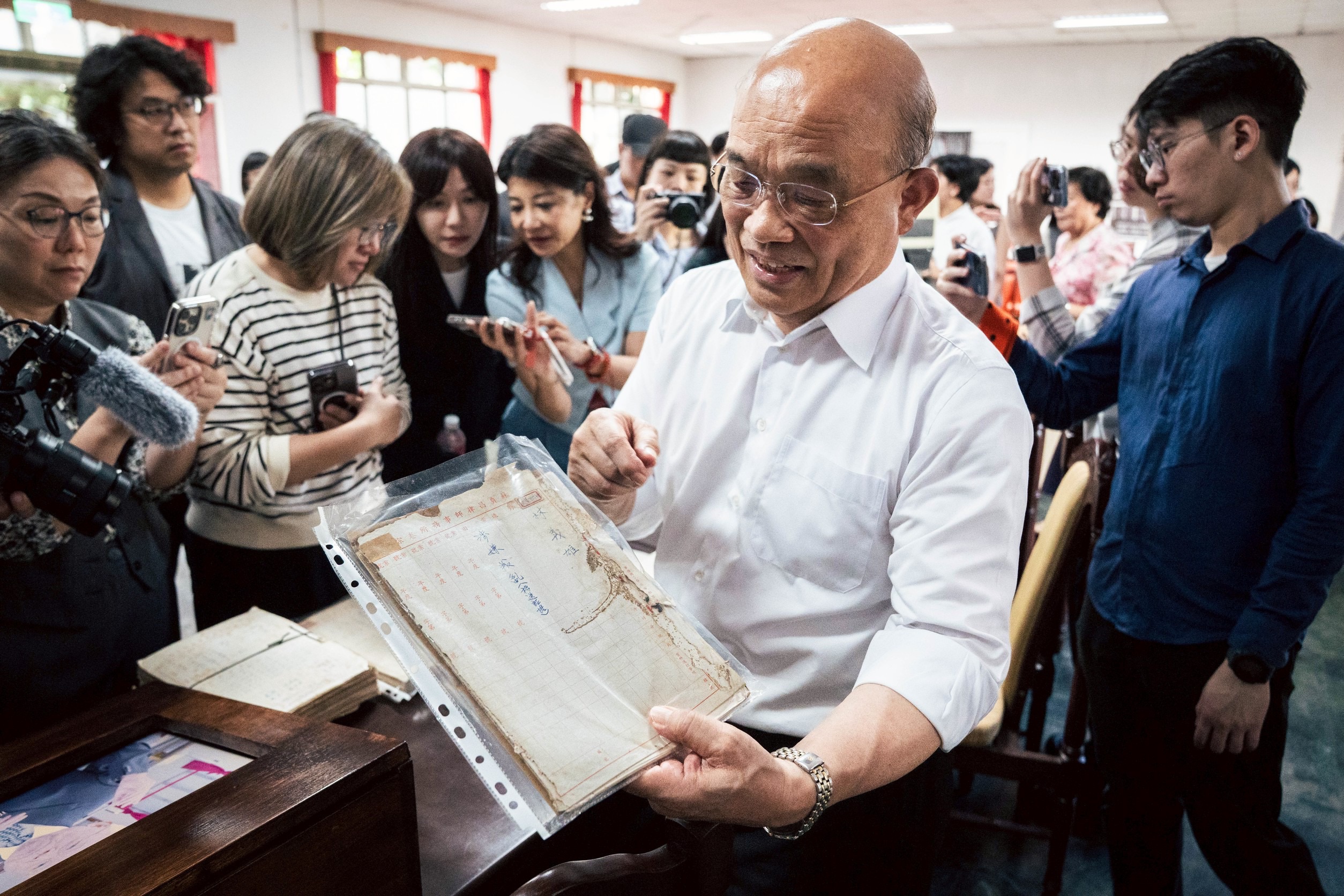 蘇貞昌首度展示美麗島大審時的卷宗。（蘇貞昌辦公室提供）