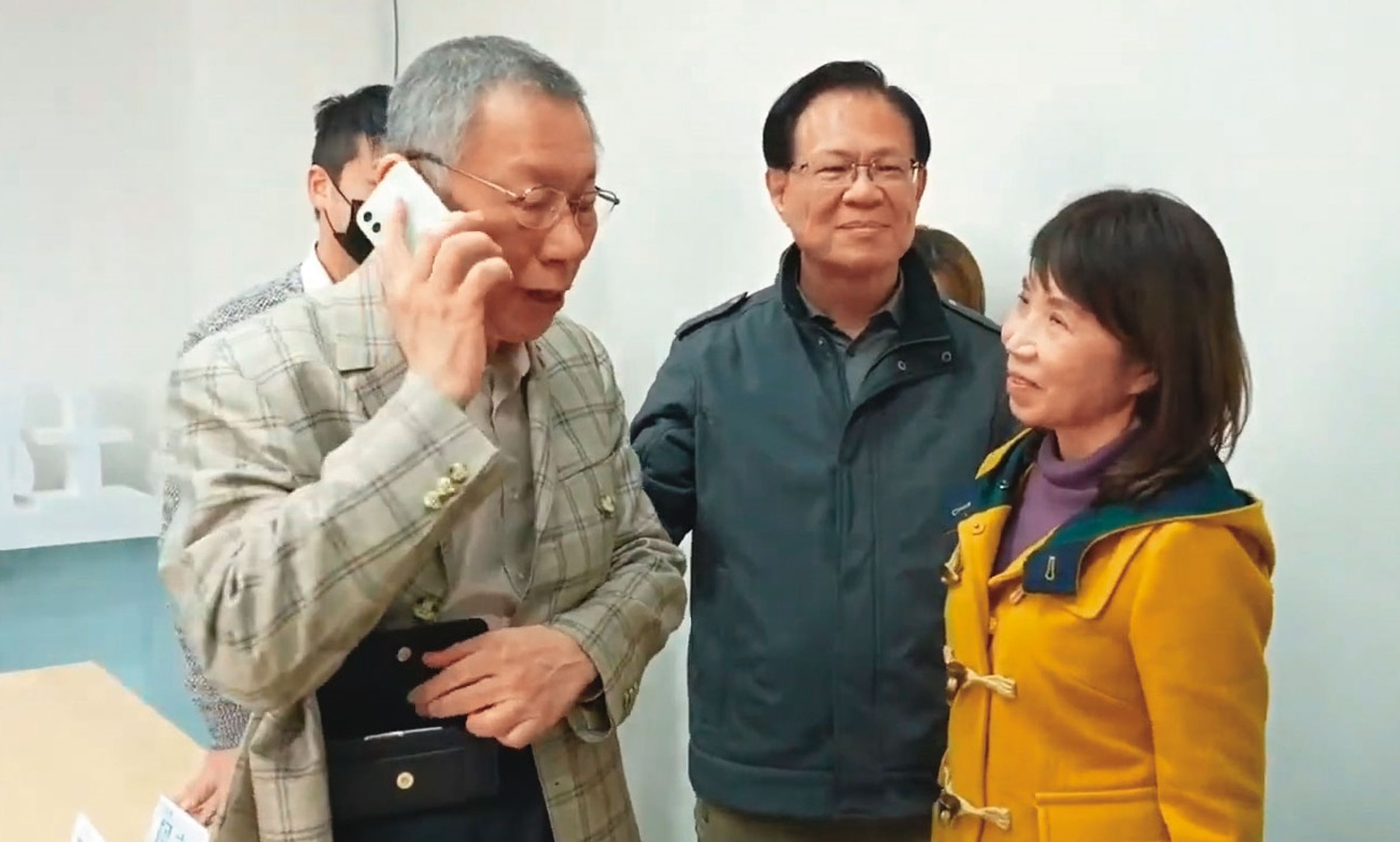 柯文哲(左)去年9月10日應訊坦承,成立木可是要以採購及投資等形式向金主收錢。(翻攝民眾黨YouTube)