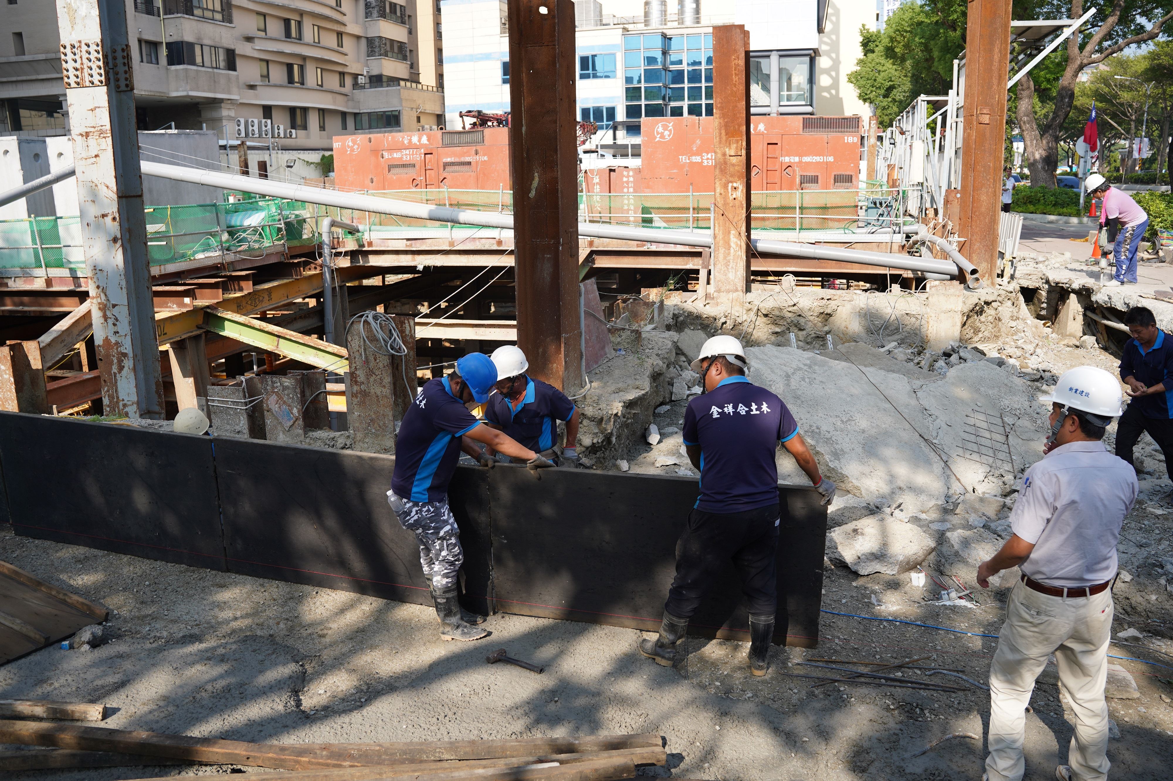 竹北天坑案今委託第三方單位中華民國大地工程技師公會現勘，縣府也對起造人、承造人、監造人各處以3萬元罰款。（新竹縣政府提供）
