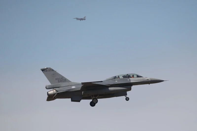 空軍花蓮基地1架F-16戰機飛官今晚緊急跳傘；圖為同機型示意圖。（翻攝畫面）